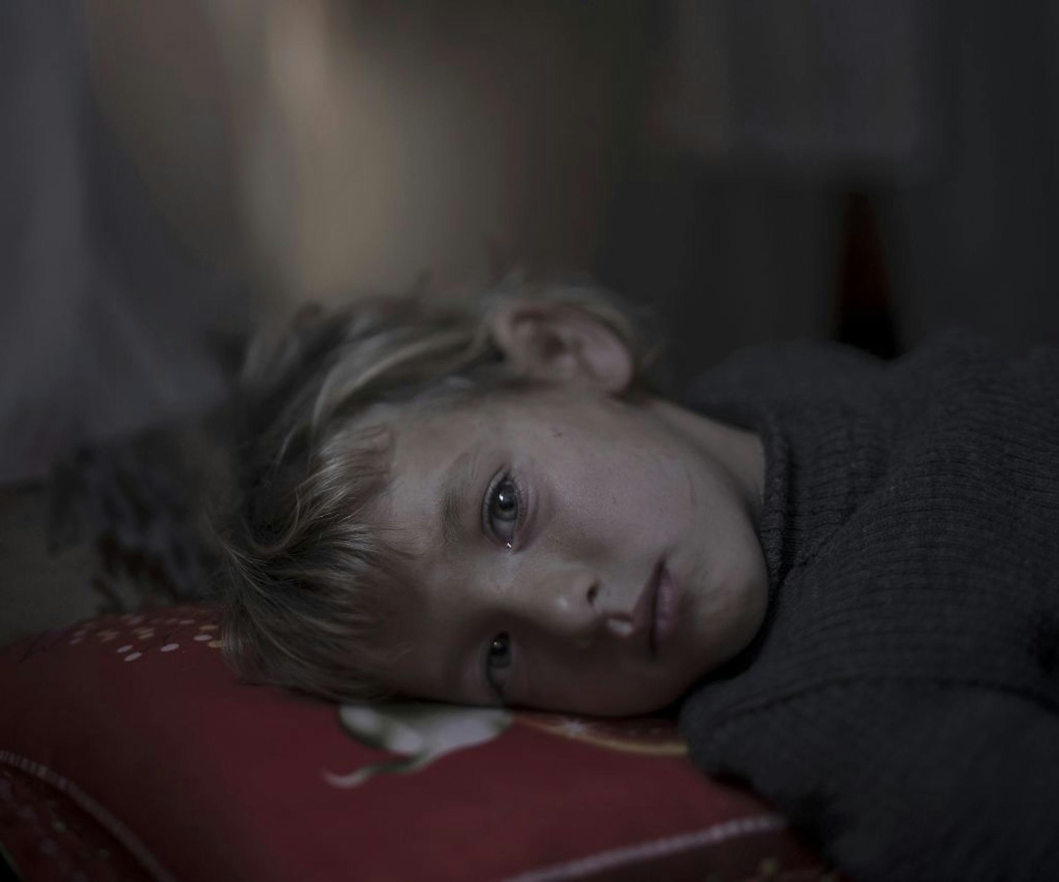 One child misses her bed. Another misses her dark-eyed doll. A third dreams of the old days, when her pillow didn�t feel like an enemy. Two million children have fled Syria. Leaving behind their friends, their homes, their beds. A dozen of these children have invited us to come and see where they now sleep, now that everything they once had is gone. Walaa, 5 DAR-EL-IAS (Lebanon). Walaa, 5, wants to go home. She had her own room in Aleppo, she tells us. There, she never used to cry at bedtime. He