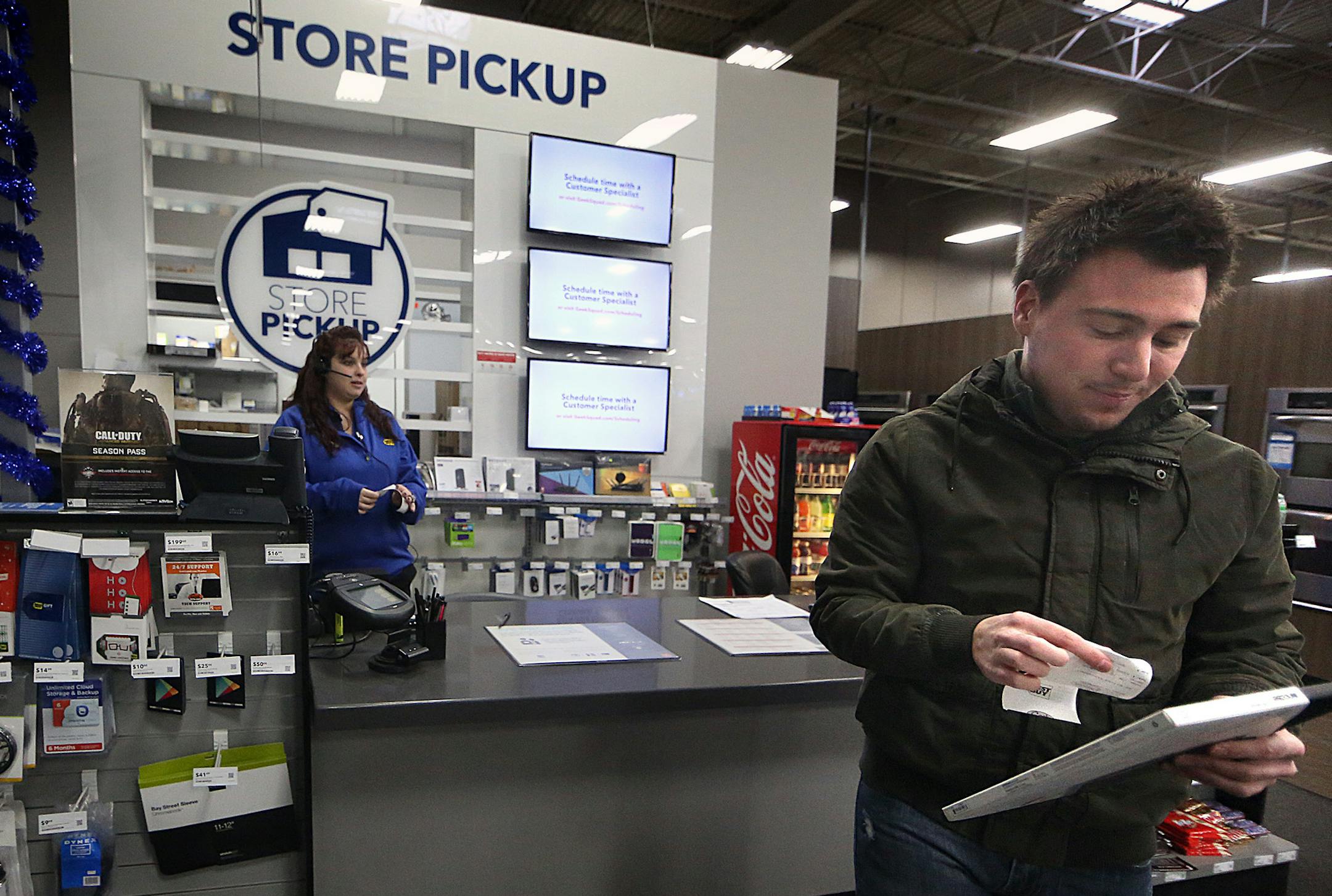 Andrew Murray, Minneapolis, picked up a laptop case at the online shopper pickup area at the Richfield Best Buy store. Best Buy multichannel associate is Sam Sjolsvold. ] JIM GEHRZ ‚Ä¢ james.gehrz@startribune.com / Shorewood, MN / December 19, 2014 /11:00 AM BACKGROUND INFORMATION: Is browsing in stores becoming a thing of the past? It looks that way. First, there was showrooming. Now, we‚Äôre seeing the reverse: people do a lot of their browsing online these da