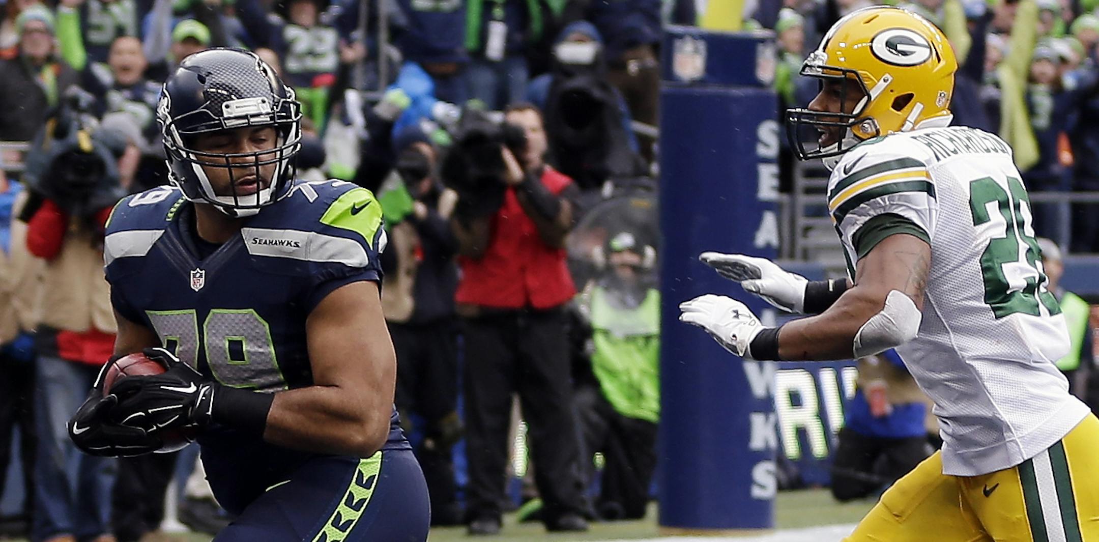 Seattle Seahawks' Garry Gilliam catches a touchdown pass during the second half of the NFL football NFC Championship game against the Green Bay Packers Sunday, Jan. 18, 2015, in Seattle. (AP Photo/David J. Phillip)