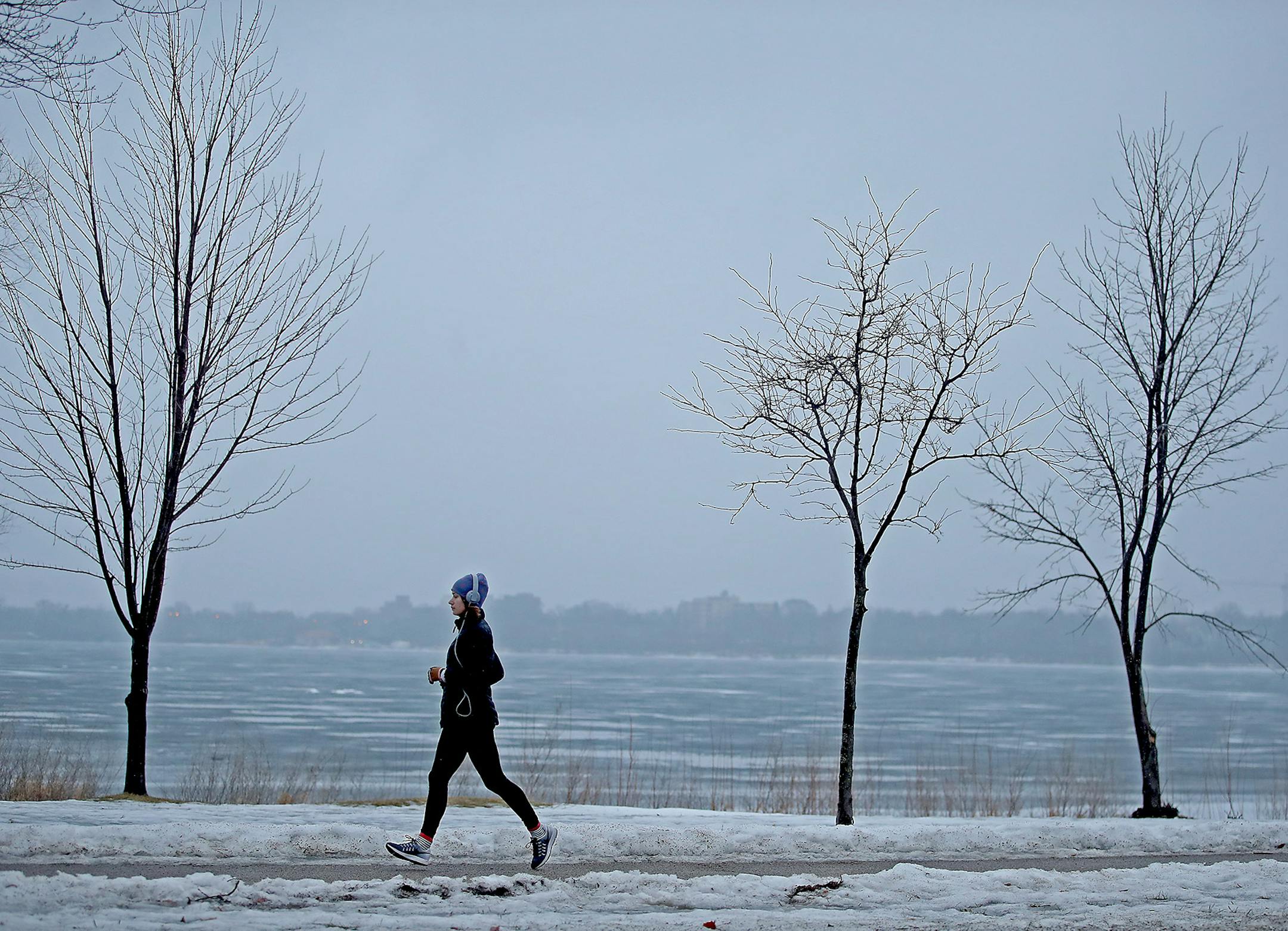 A runner made her way around Lake Calhoun early Monday, January 23, 2017 in Minneapolis, MN. ] (ELIZABETH FLORES/STAR TRIBUNE) ELIZABETH FLORES • eflores@startribune.com
