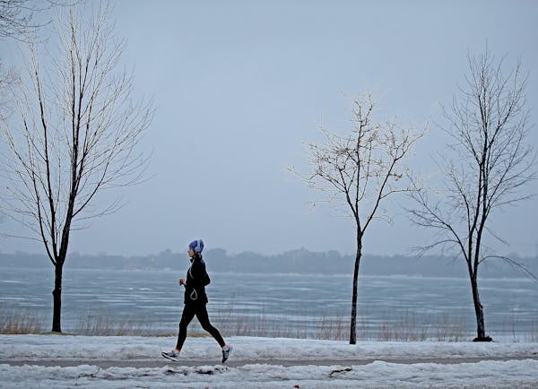 A runner made her way around Lake Calhoun early Monday, January 23, 2017 in Minneapolis, MN. ] (ELIZABETH FLORES/STAR TRIBUNE) ELIZABETH FLORES &#x202