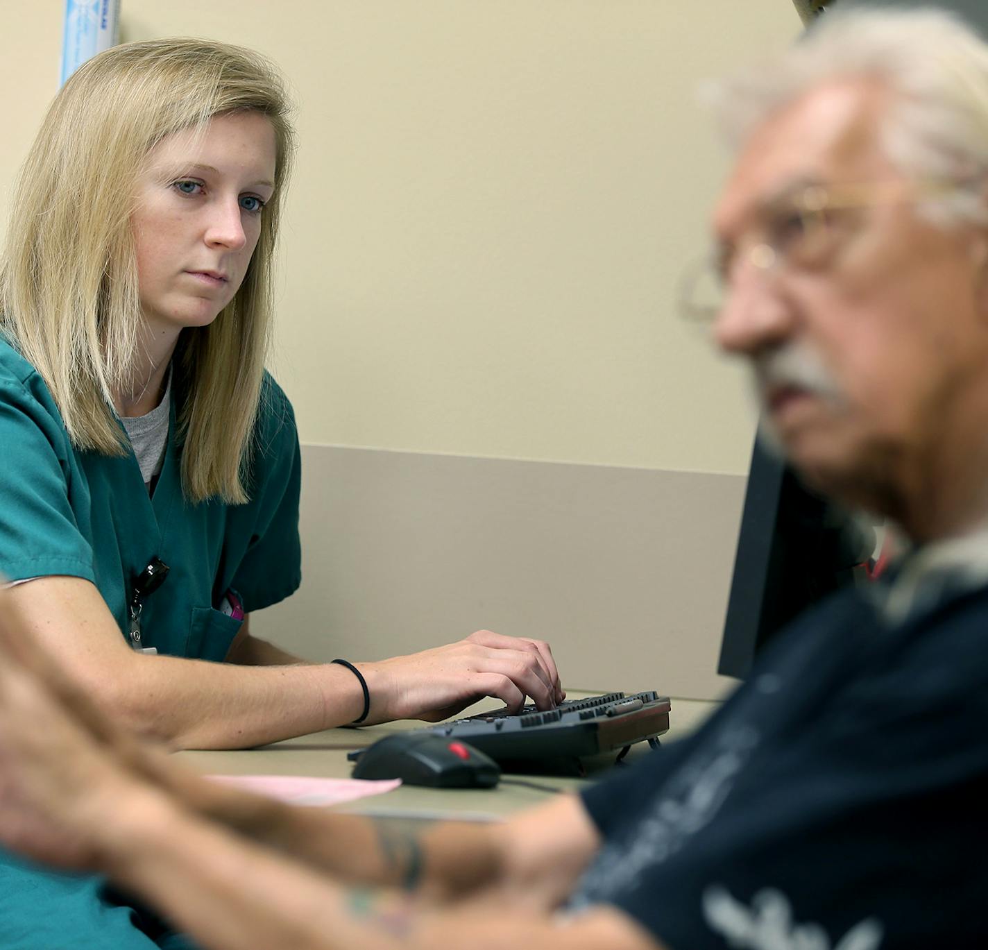 Allina scribe Jaeda Roth, cq, took notes as cardiologist Dr. Alan Banks listened to one of his patients, Tibor Kovacs, cq, Tuesday, September 2, 2014 at the Allina Clinic in St. Paul, MN. ] (ELIZABETH FLORES/STAR TRIBUNE) ELIZABETH FLORES &#x2022; eflores@startribune.com