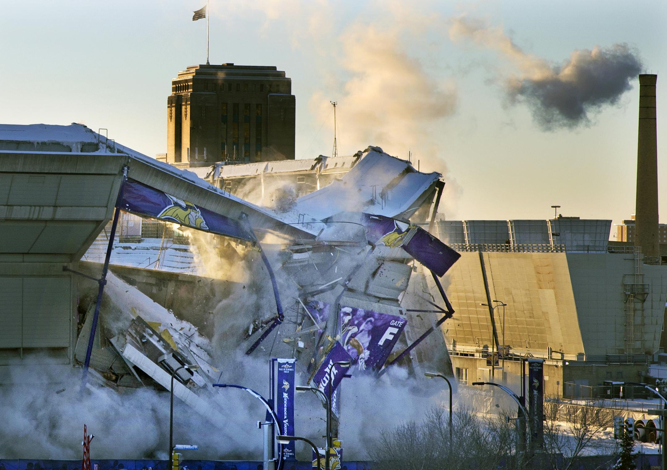 At around 7:30 a.m., parts of the Metrodome were imploded to accelerate its demolition and address safety concerns of beams falling out of sequence . ]richard tsong-taatarii/rtsong-taatarii@startribune.com ORG XMIT: MIN1402230817340633
