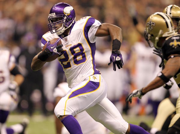 Minnesota Vikings running back Adrian Peterson (28) ran in for a 19-yard touchdown in the first quarter.
