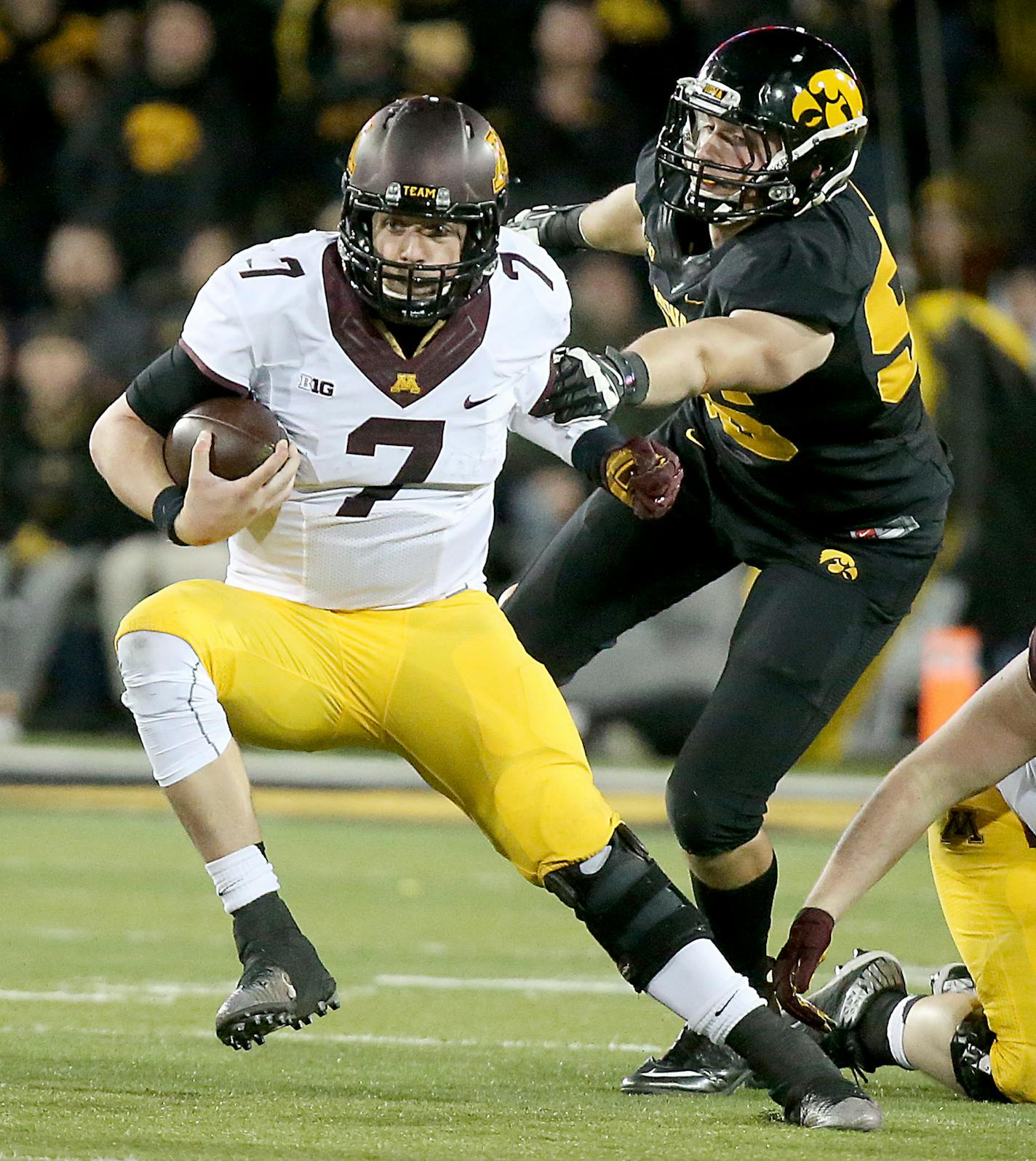 Minnesota's quarterback Mitch Leidner carried the ball for a first down before in the third quarter at Kinnick Stadium, Saturday, November 14, 2015 in Iowa City, IA. ] (ELIZABETH FLORES/STAR TRIBUNE) ELIZABETH FLORES &#x2022; eflores@startribune.com