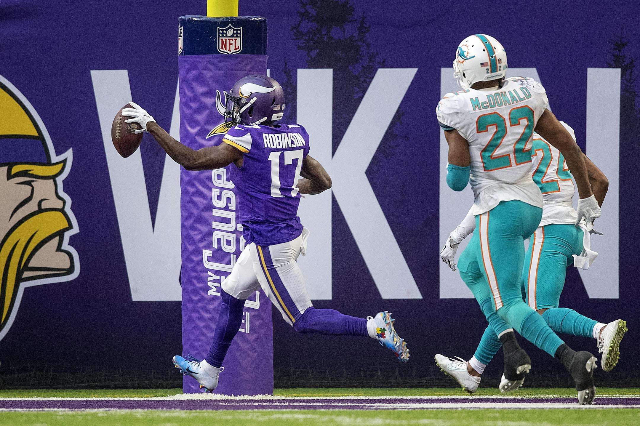 Aldrick Robinson caught a 40-yard touchdown pass in the fourth quarter.