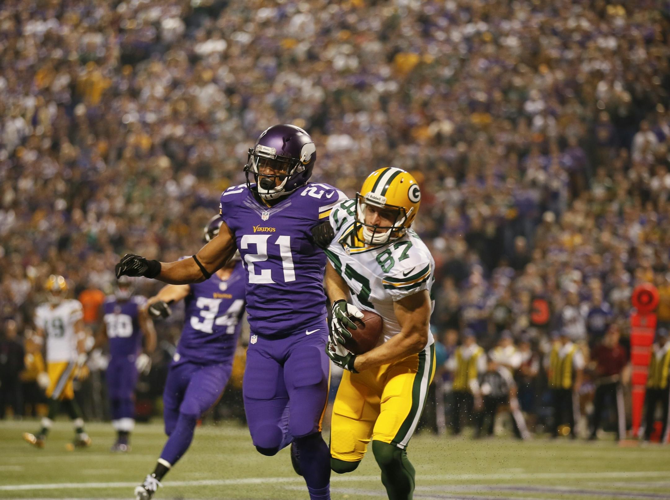 Green Bay Packers wide receiver Jordy Nelson (87) caught an 11 yard touchdown pass while defended by Minnesota Vikings cornerback Josh Robinson (21) to tie the score at 7-7 in the first quarter.