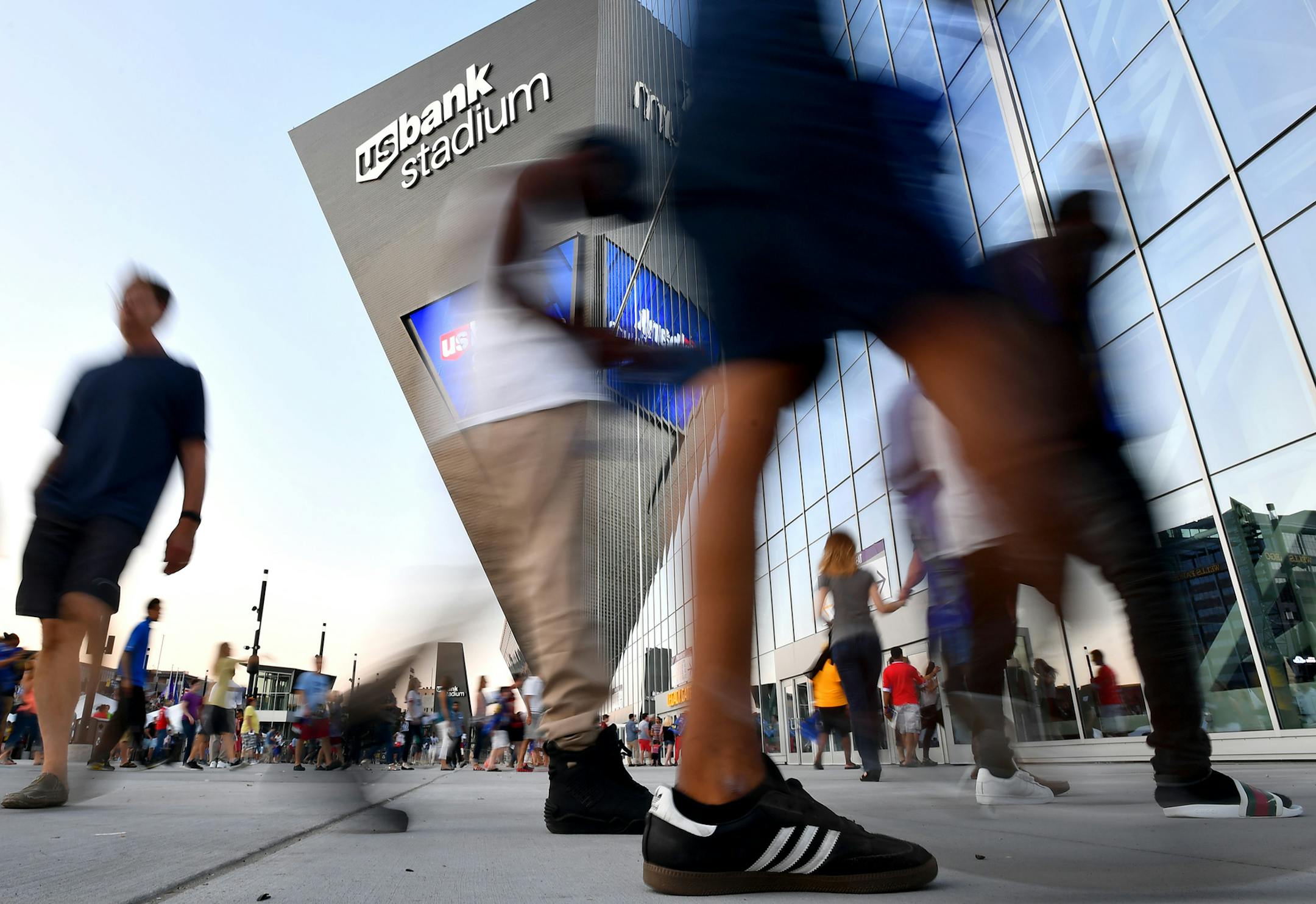 Fans made their way into US Bank Stadium before the start of Wednesday night's game between AC Milan and Chelsea FC. ] (AARON LAVINSKY/STAR TRIBUNE) aaron.lavinsky@startribune.com US Bank Stadium opened its doors for its first sporting event Wednesday, as AC Milan played Chelsea FC on Wednesday, August 3, 2016 in Minneapolis, Minn. ORG XMIT: MIN1608032034500039 ORG XMIT: MIN1608251714280459