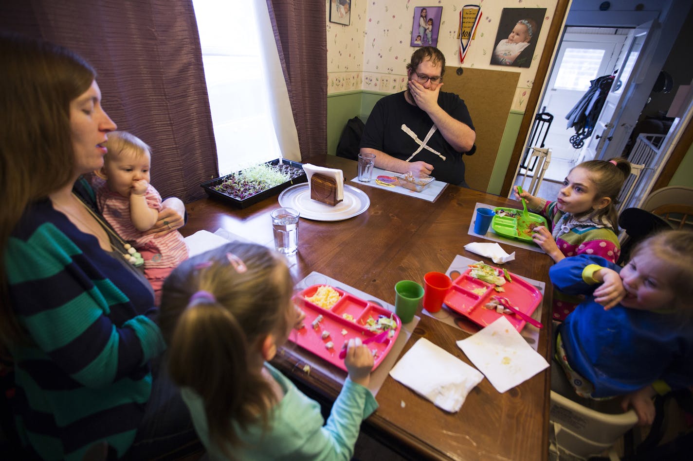 Scott Koski eats dinner with his family at home in Hibbing. From left is his wife Sarah Koski and their daughters, five-month-old Wren, Ireland, 5, Ellyza, 2, and Mary, 9. ] (Leila Navidi/Star Tribune) leila.navidi@startribune.com BACKGROUND INFORMATION: Tuesday, April 12, 2016 in Hibbing. Scott Koski was laid off from United Taconite in August 2015 after 7 years as a maintenance worker at the mine. Koski has a wife and four girls to support, so he has gone back to school to become a heating and