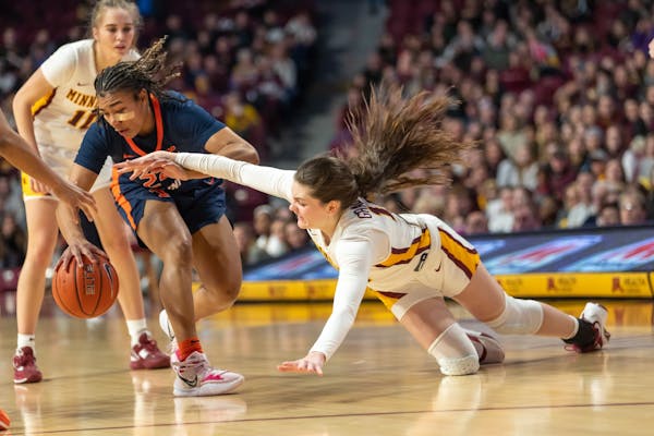 The Gophers’ Isabelle Gradwell tried to knock the ball away from Illinois’ Brynn Shoup-Hill on Sunday at Williams Arena.