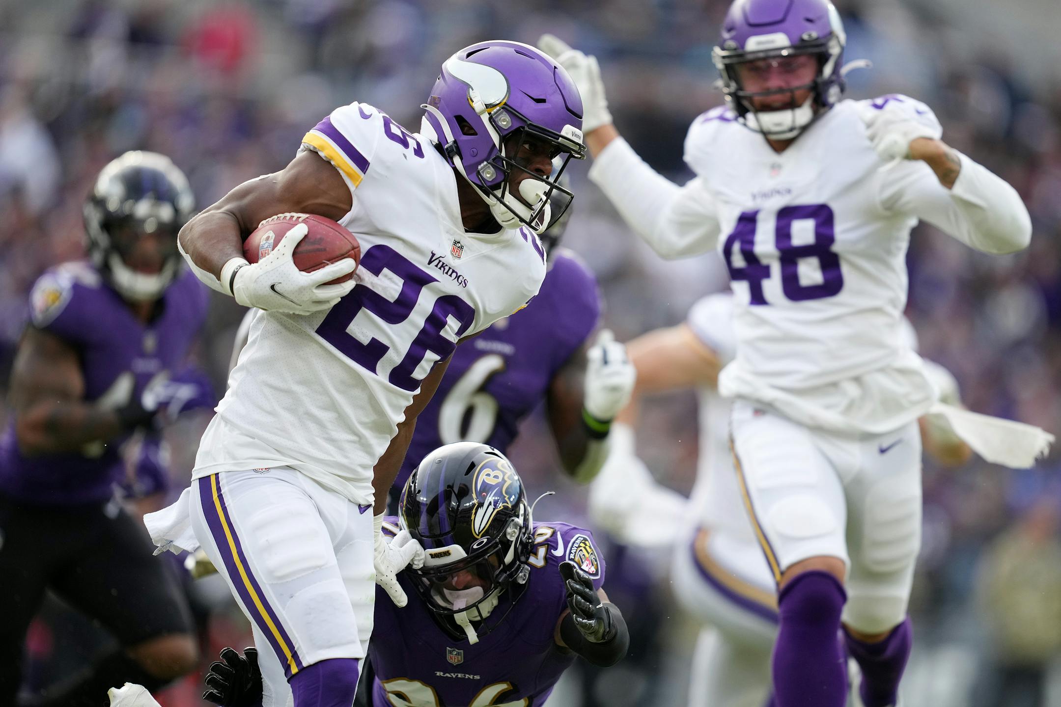 Vikings running back Kene Nwangwu (26) dodged a tackle as he rushed the ball on a fake punt in the third quarter.