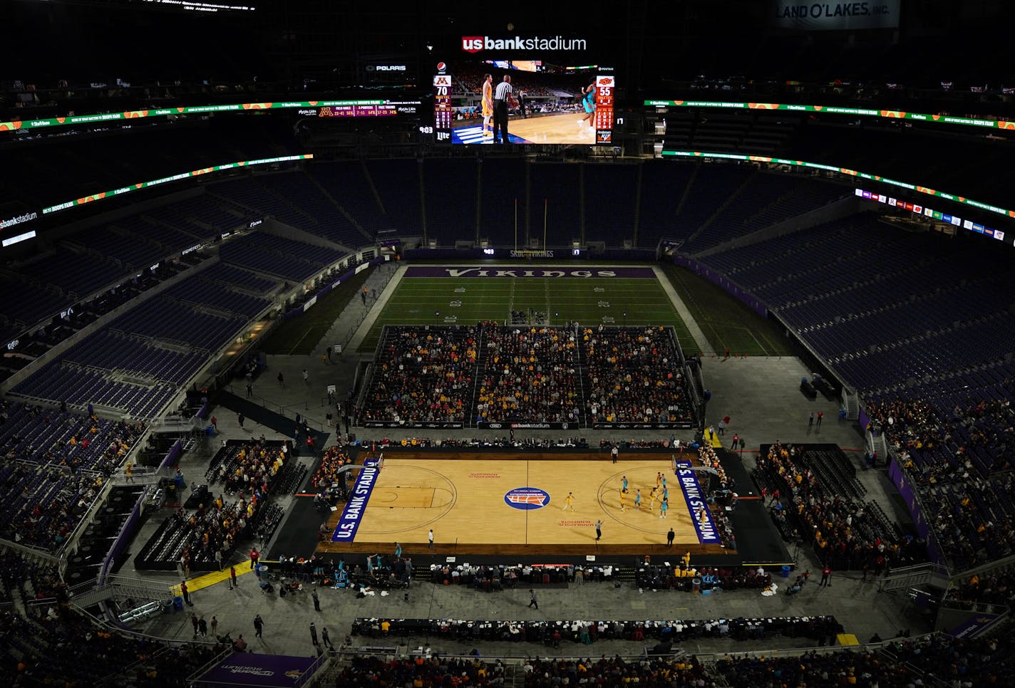 The Minnesota Golden Gophers played the Oklahoma State Cowboys in the second half of an NCAA men's basketball game Friday at U.S. Bank Stadium. ] ANTHONY SOUFFLE &#xef; anthony.souffle@startribune.com The Minnesota Golden Gophers played the Oklahoma State Cowboys in an NCAA men's basketball game Friday, Nov. 30, 2018 at U.S. Bank Stadium in Minneapolis, Minn.