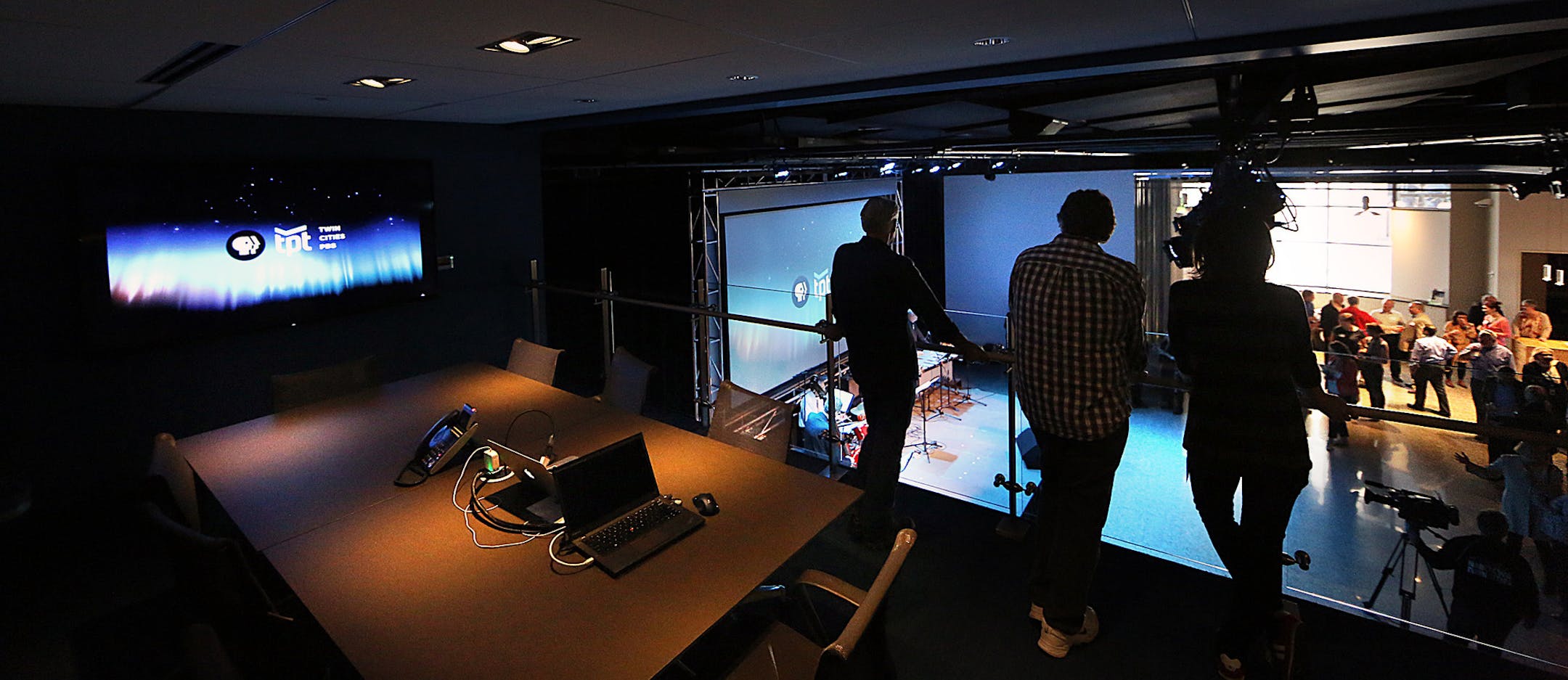 A conference room on the mezzanine level has is open to the street space below. ] JIM GEHRZ ï james.gehrz@startribune.com / St. Paul, MN / September 29, 2015 / 3:00 PM ñ BACKGROUND INFORMATION: A ribbon-cutting ceremony at the new space for TPT in downtown St. Paul.