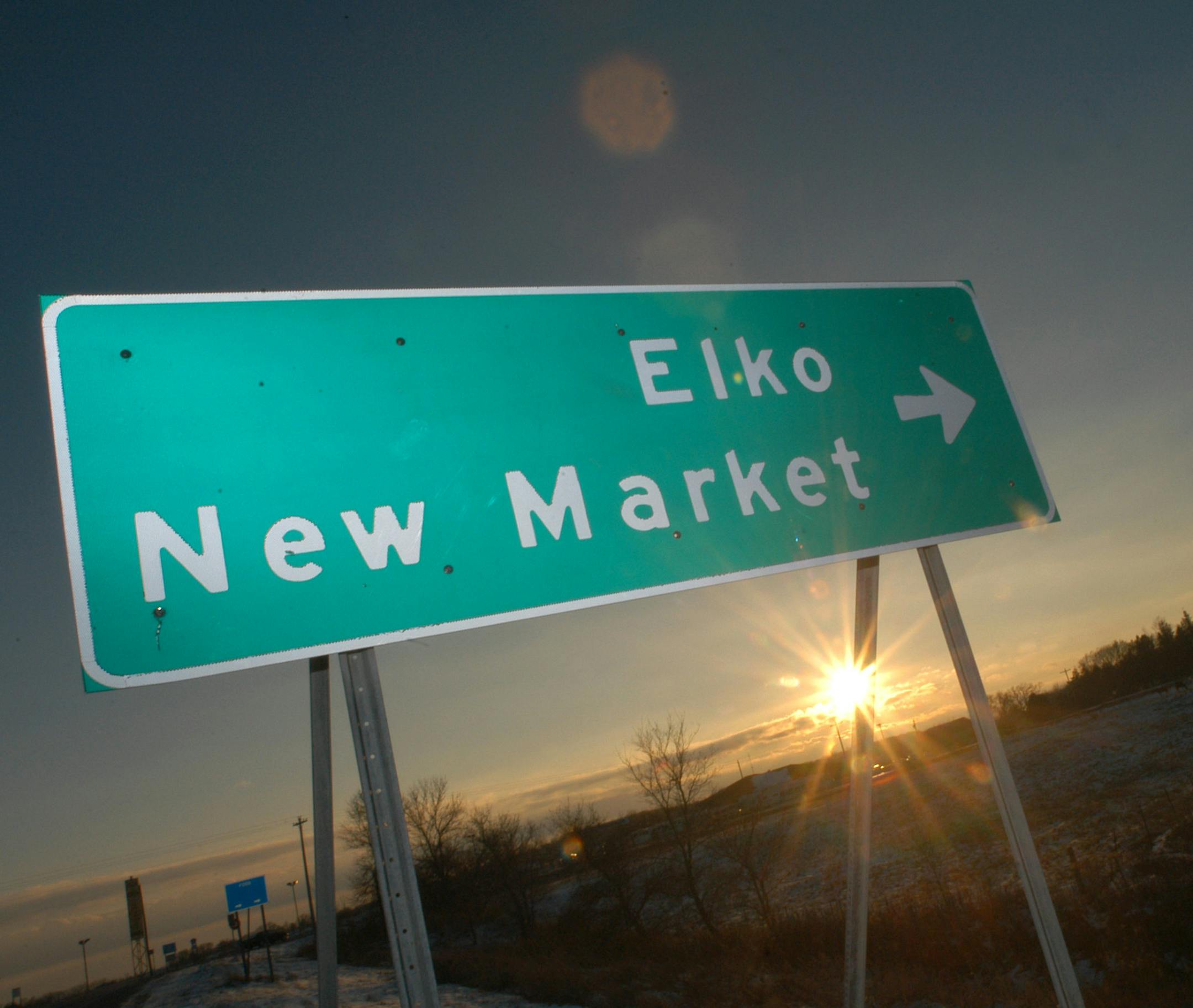 Heather Charles/ Star Tribune Elko- New Market, MN: 12/2/04: The Elko New Market sign points the way to the two towns off of County Road 2 at sunset on Thursday, December 2. GENERAL INFORMATION: Possible joining of Elko and New Market.