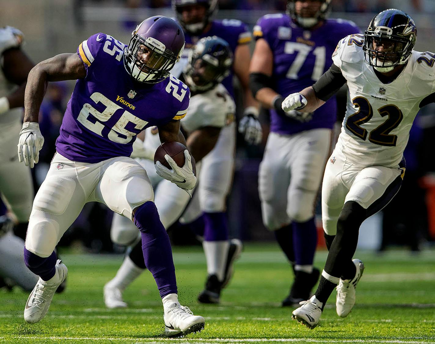 Vikings running back Latavius Murray (25) ran during a 29-yard touchdown run in the third quarter.