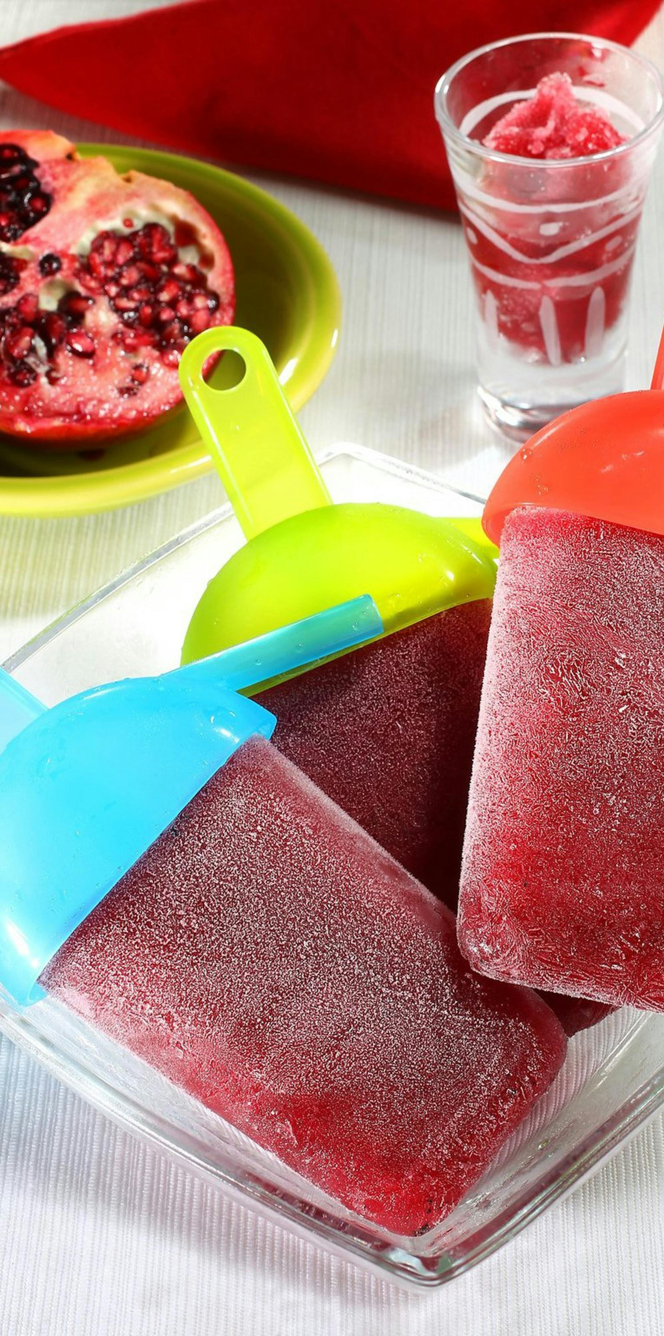 Poptails is the clever name for tipsy adult ice pops infused with a jigger of booze. Here, a Pomegranate, Vanilla and Vodka poptail is featured. (Tammy Ljungblad/Kansas City Star/MCT) ORG XMIT: 1140382