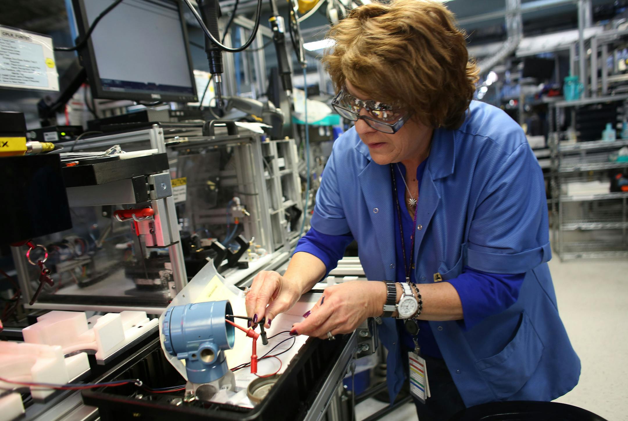 Denise Schmidt, instrument builder, tested one of the custom made wired pressure gauges produced in Chanhassen. ] (KYNDELL HARKNESS/STAR TRIBUNE) kyndell.harkness@startribune.com Emerson Automation Solutions in Chanhassen Min., Wednesday, October 15, 2014.