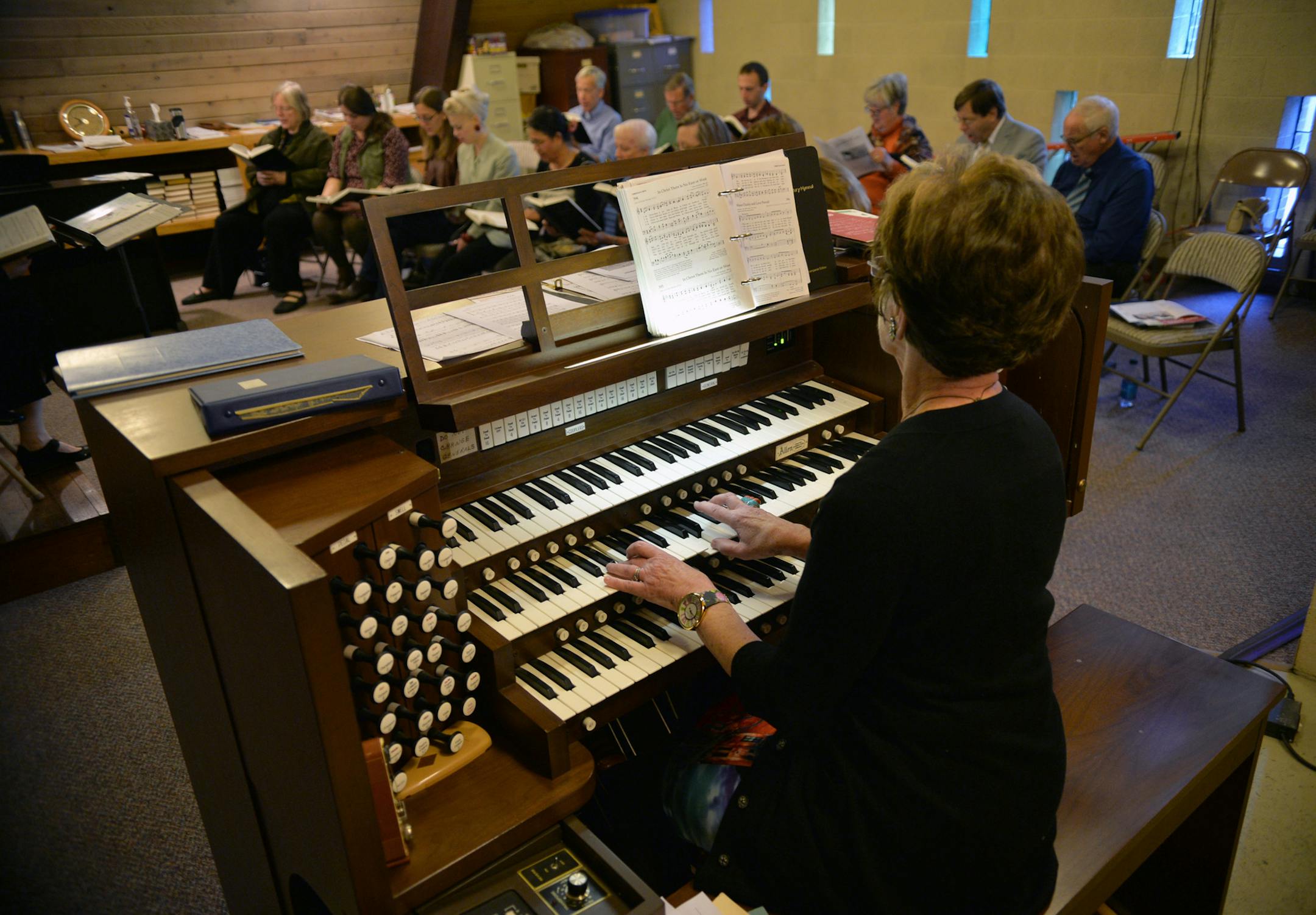 As an active member of her Jewish temple, Sandy Davis Lerner is considered an integral piece of the Chapel Hill United Church of Christ congregation after 45 years at the organ. Davis Lerner rehearses with the Chapel Hill choir prior to the morning service Sunday, October 5 at the Edina church. ] (SPECIAL TO THE STAR TRIBUNE/BRE McGEE) **Sandy David Lerner (Jewish organist)