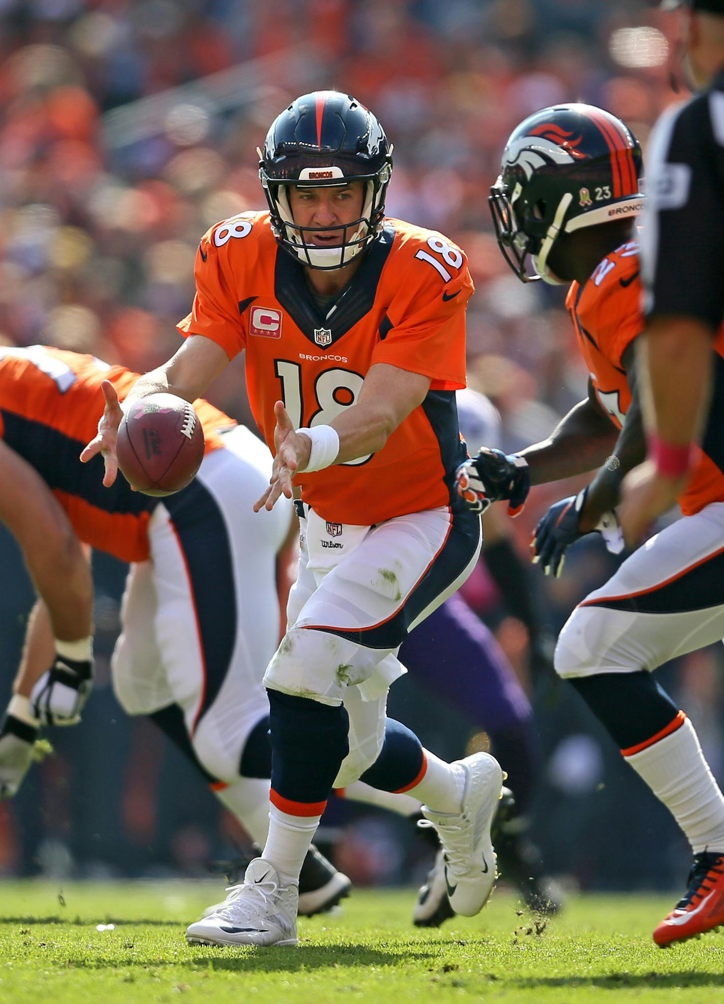 Bronco's quarterback Payton Manning hands the ball off to Ronnie Hillman in the 2nd quarter. ] Minnesota Vikings vs Denver Broncos, Sports Authority Field at Mile High Stadium. Brian.Peterson@startribune.com Denver, CO - 10/04/2015