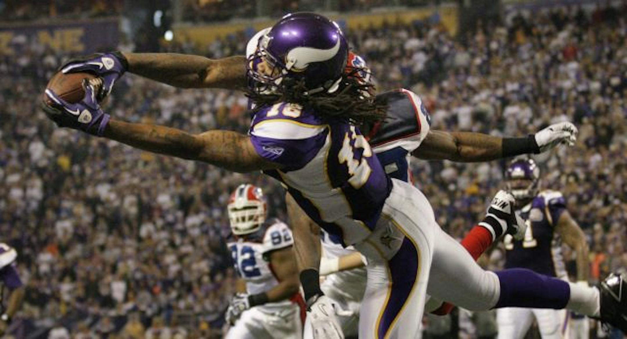 Vikings Sidney Rice pulls in a 6 yard TD pass from Tarvaris Jackson in the 2nd quarter after a interception by Antoine Winfield to regain the ball.
