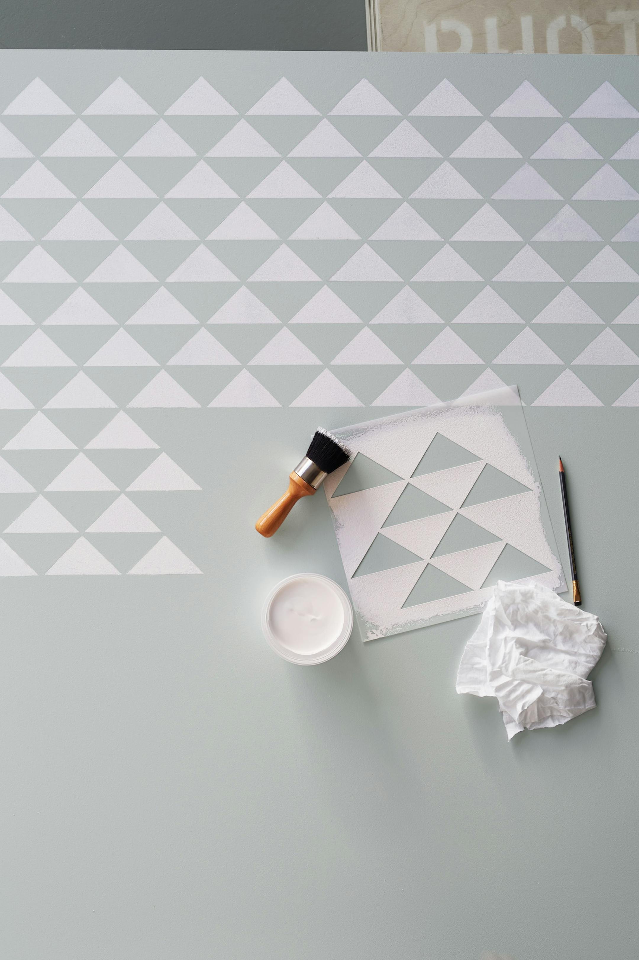 UNDATED -- BC-ASK-MARTHA-HIGHER-GROUNDS-ART-NYTSF -- Using this staggered triangle pattern will give any kitchen or room a modern, fresh update. (CREDIT: Bryan Gardner) -- ONLY FOR USE WITH ARTICLE SLUGGED -- BC-ASK-MARTHA-HIGHER-GROUNDS-ART-NYTSF -- OTHER USE PROHIBITED.