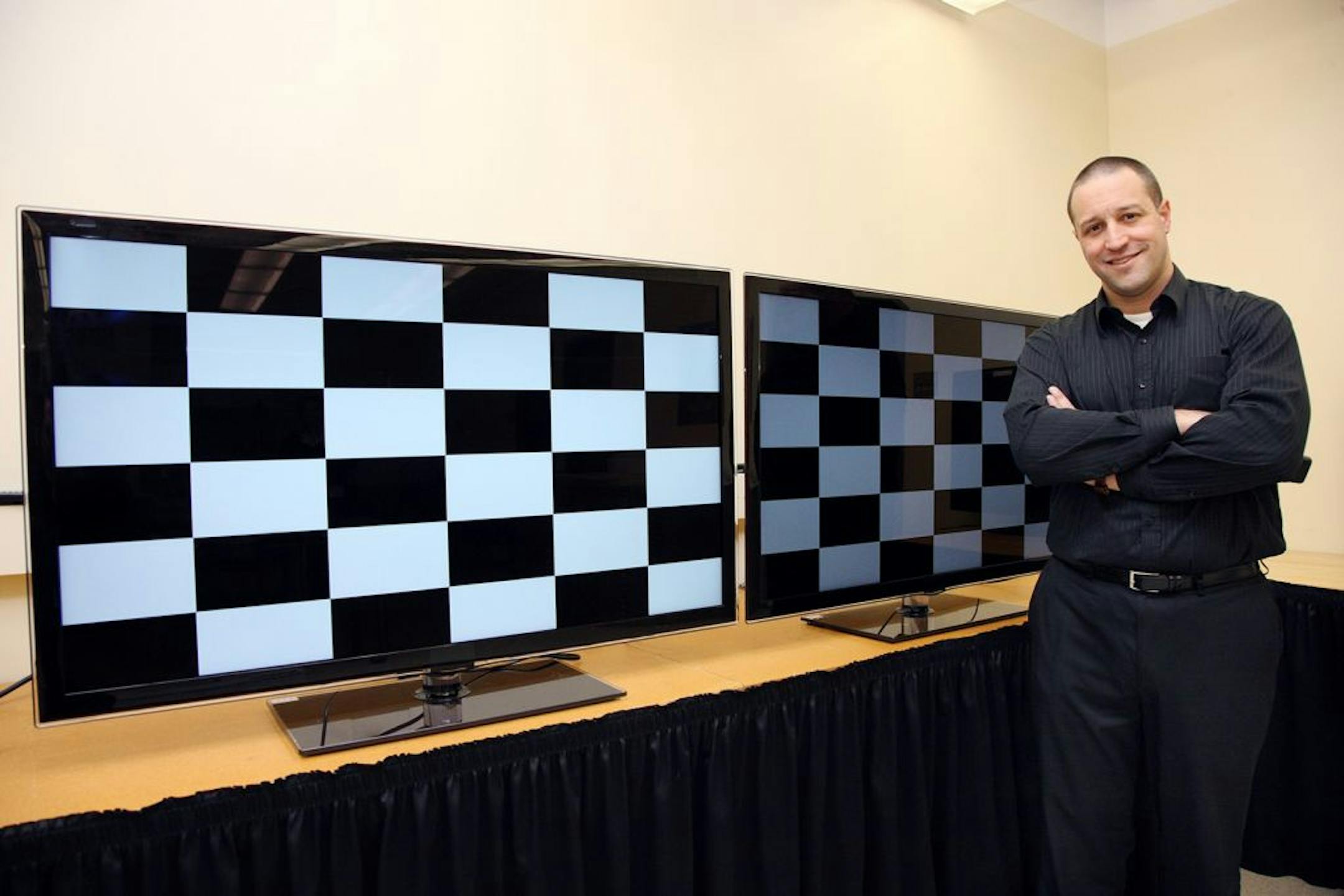 3M Physicist Dr. Dave Lamb stands next to two LCD TV screens with identical on-axis brightness, but varying degrees of wide-angle luminance. Some LCD TVs lose quality when viewed from the side, such as the TV on the right.