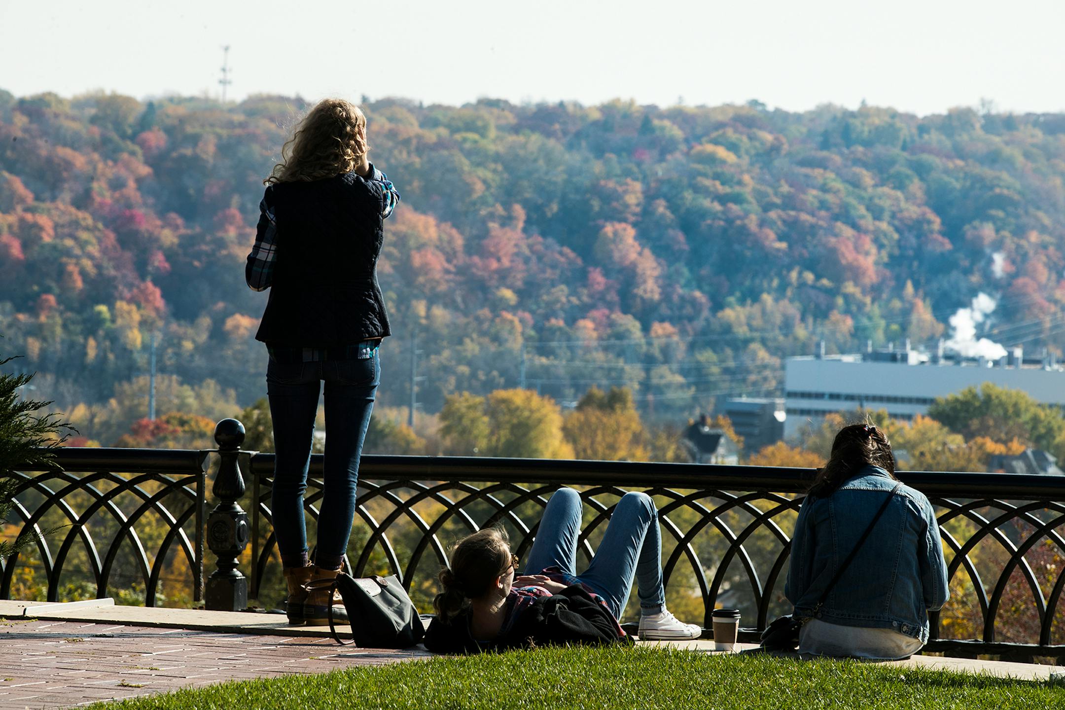 Summit Overlook Park is a great place to get a glimpse of the fall show on the Mississippi River in St. Paul. BACKGROUND INFORMATION: The fall colors on Summit Avenue in St. Paul on Wednesday, October 19, 2106.