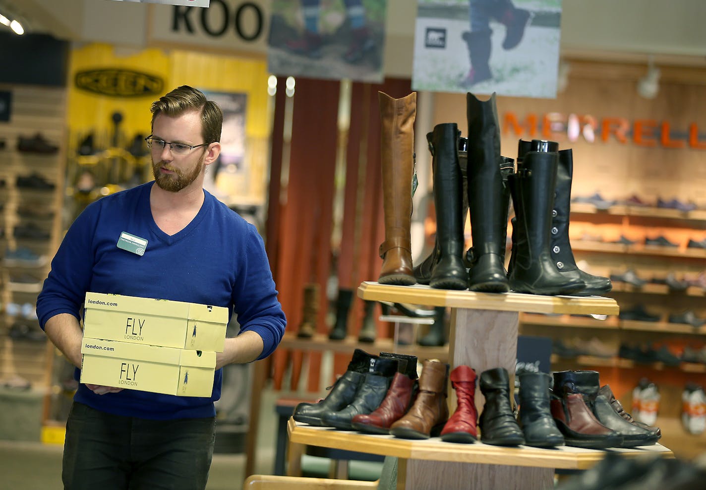 Ben Cramer helped customers with their shoes choices at Schuler Shoes, Wednesday, October 15, 2014 in St. Louis Park, MN. ] (ELIZABETH FLORES/STAR TRIBUNE) ELIZABETH FLORES &#x2022; eflores@startribune.com