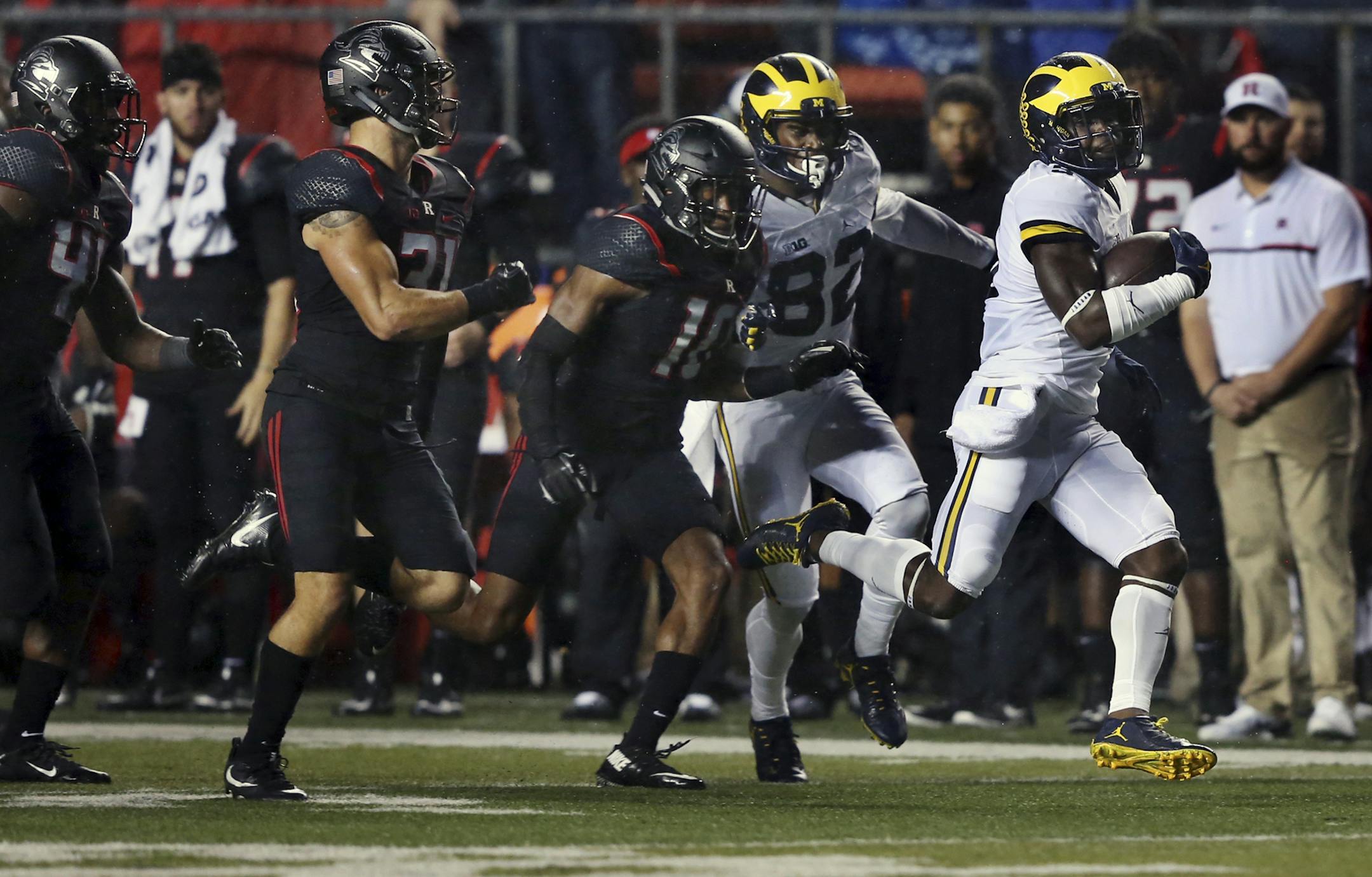 Michigan running back Jabrill Peppers (5) runs away from Rutgers defenders during the first half of an NCAA college football game Saturday, Oct. 8, 2016, in Piscataway, N.J. (AP Photo/Mel Evans)