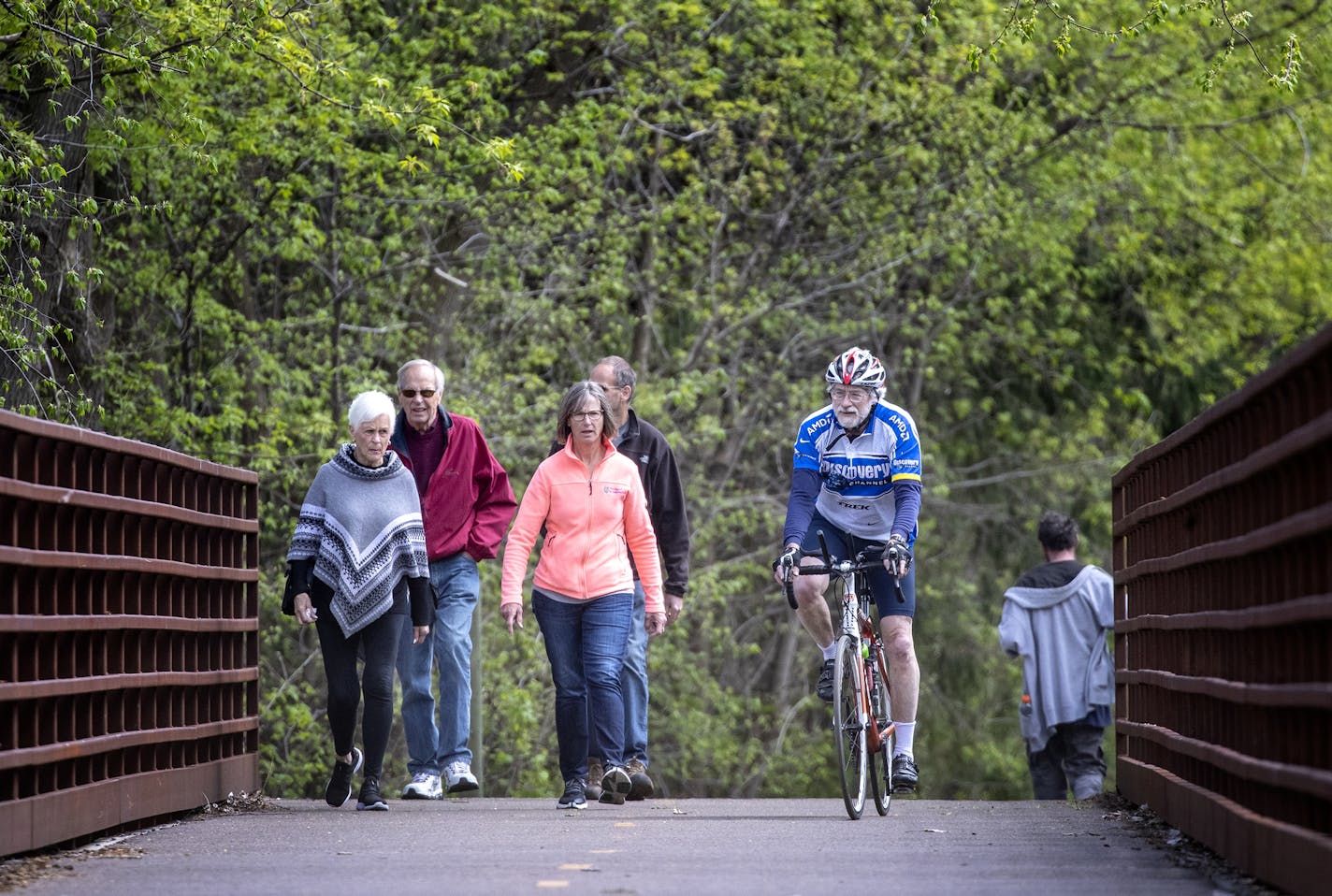 Walkers and cyclists shared space on a bridge crossing on Brown's Creek State Trail in Stillwater. ] CARLOS GONZALEZ &#x2022; cgonzalez@startribune.com &#x2013; Bloomington, MN &#x2013; May 6, 2020, COVID-19, Coronavirus, Brown's Creek State Trail, with a trailhead in Stillwater. Brown's Creek has seen unusually high traffic on its multi-use during the pandemic