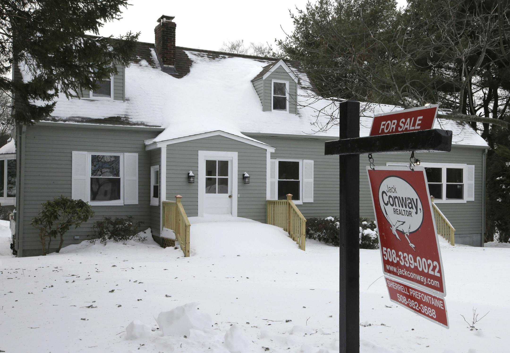 This Monday, Jan. 8, 2018, photo, shows an existing home for sale in Walpole, Mass. On Thursday, Feb. 1, 2018, Freddie Mac reports on the weekís average U.S. mortgage rates. (AP Photo/Steven Senne)