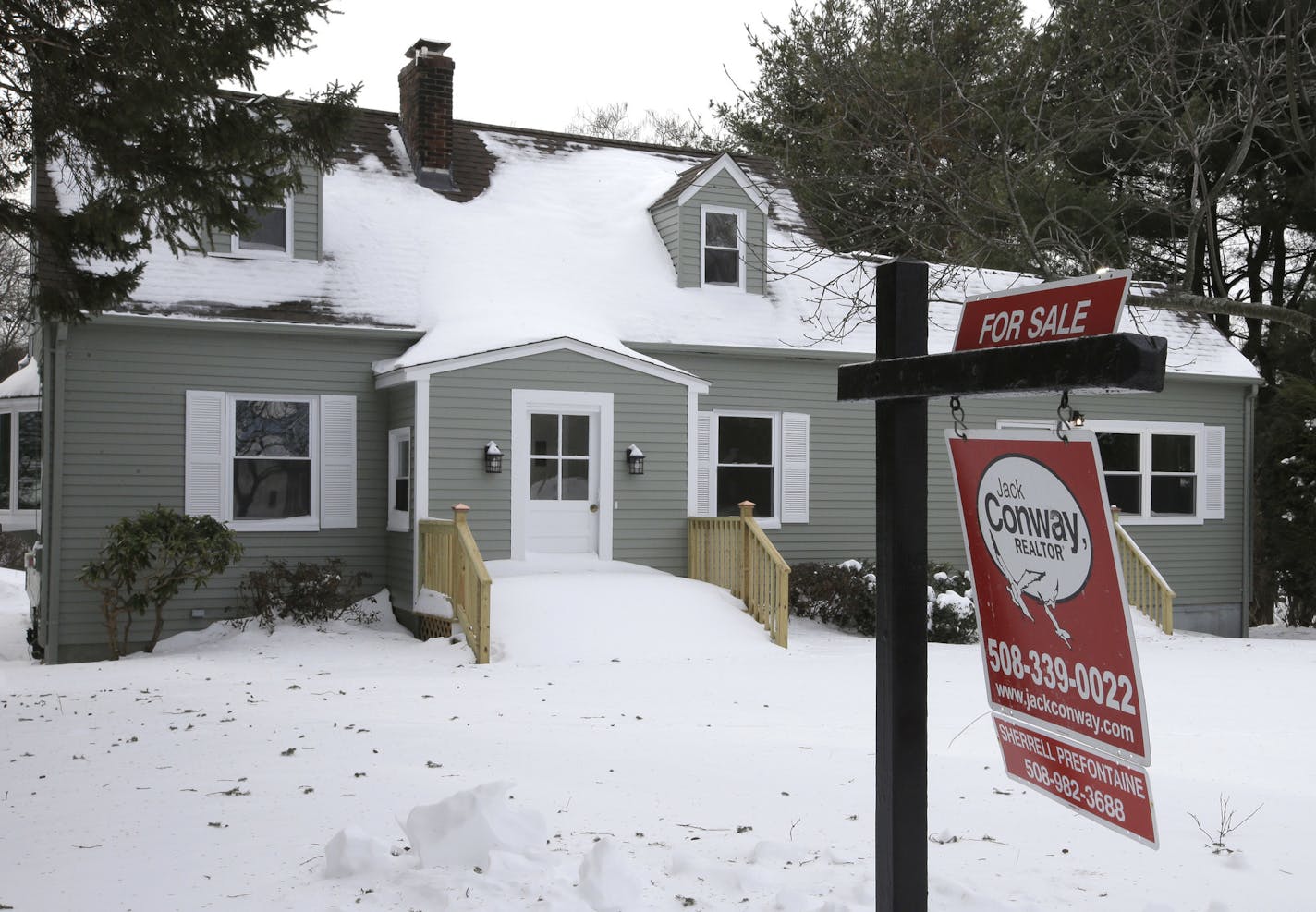 This Monday, Jan. 8, 2018, photo, shows an existing home for sale in Walpole, Mass. On Thursday, Feb. 1, 2018, Freddie Mac reports on the week&#xed;s average U.S. mortgage rates. (AP Photo/Steven Senne)