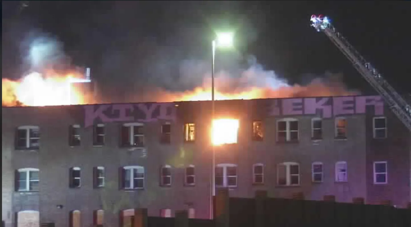 Portion of vacant apartment south Minneapolis collapses in fire
