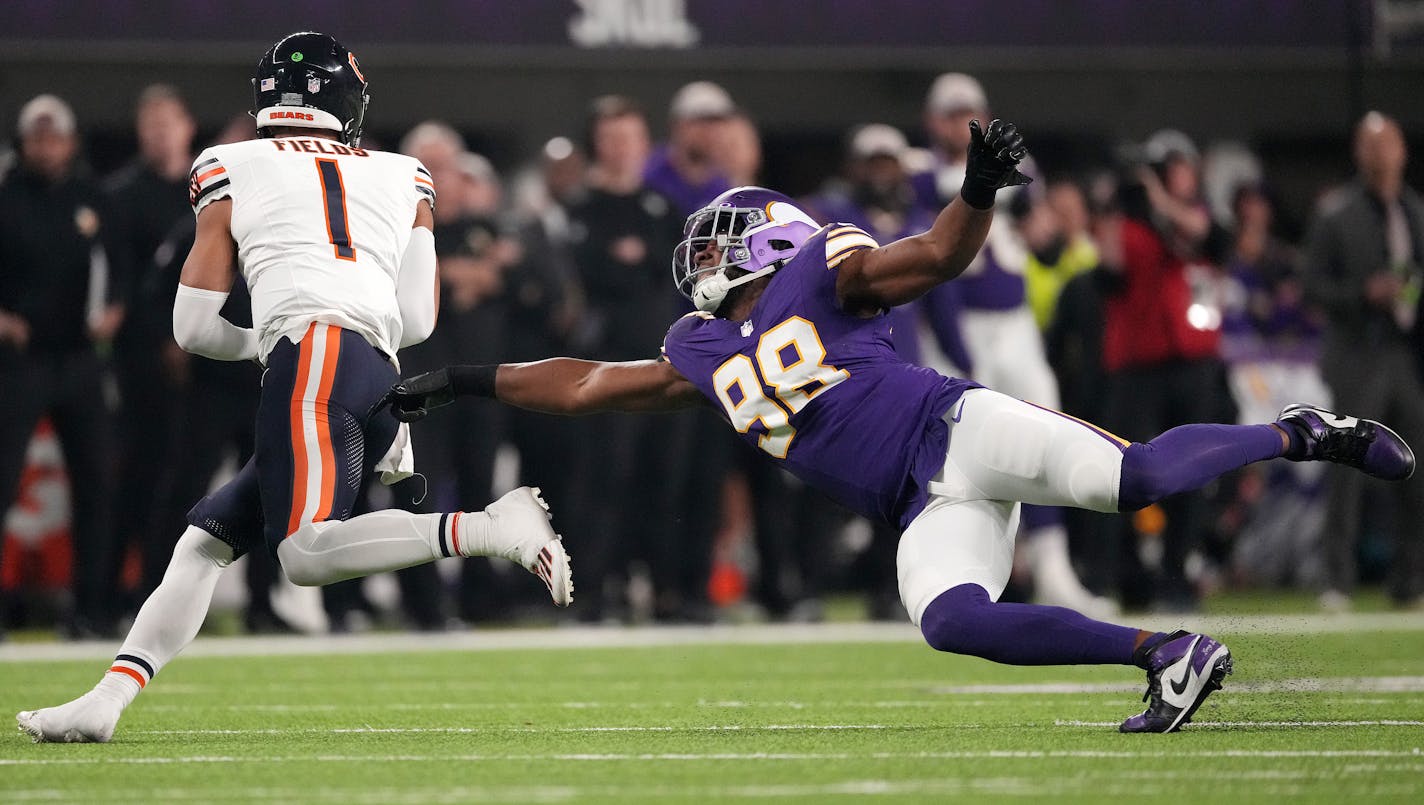 Minnesota Vikings linebacker D.J. Wonnum (98) dives after Chicago Bears quarterback Justin Fields (1) as he scrambles out of the pocket in the first quarter of a NFL game between the Minnesota Vikings and the Chicago Bears Monday, Nov. 27, 2023, at U.S. Bank Stadium in Minneapolis. ] ANTHONY SOUFFLE • anthony.souffle@startribune.com