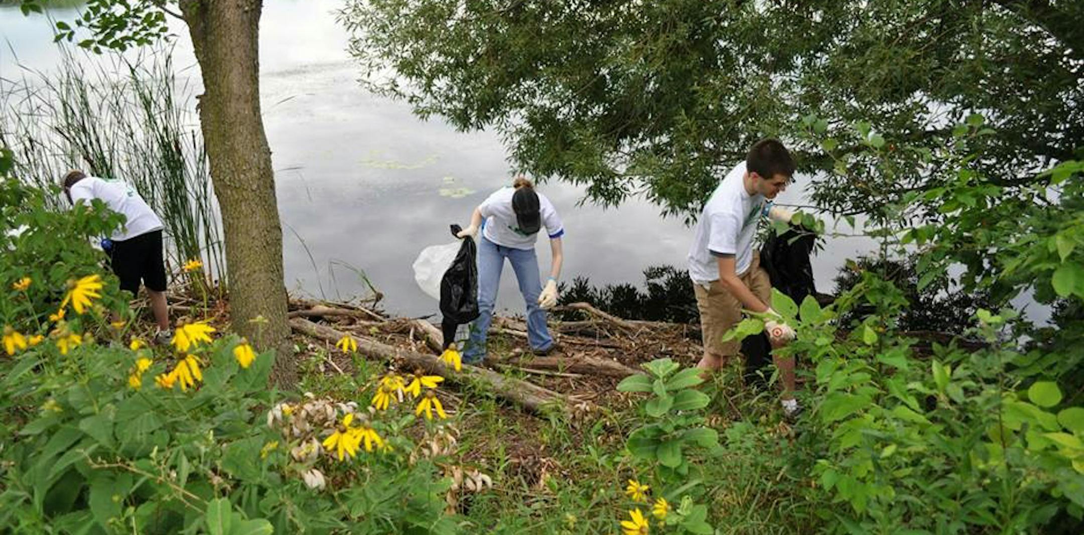 Volunteers cleaning the shoreline at Lake Hiawatha.