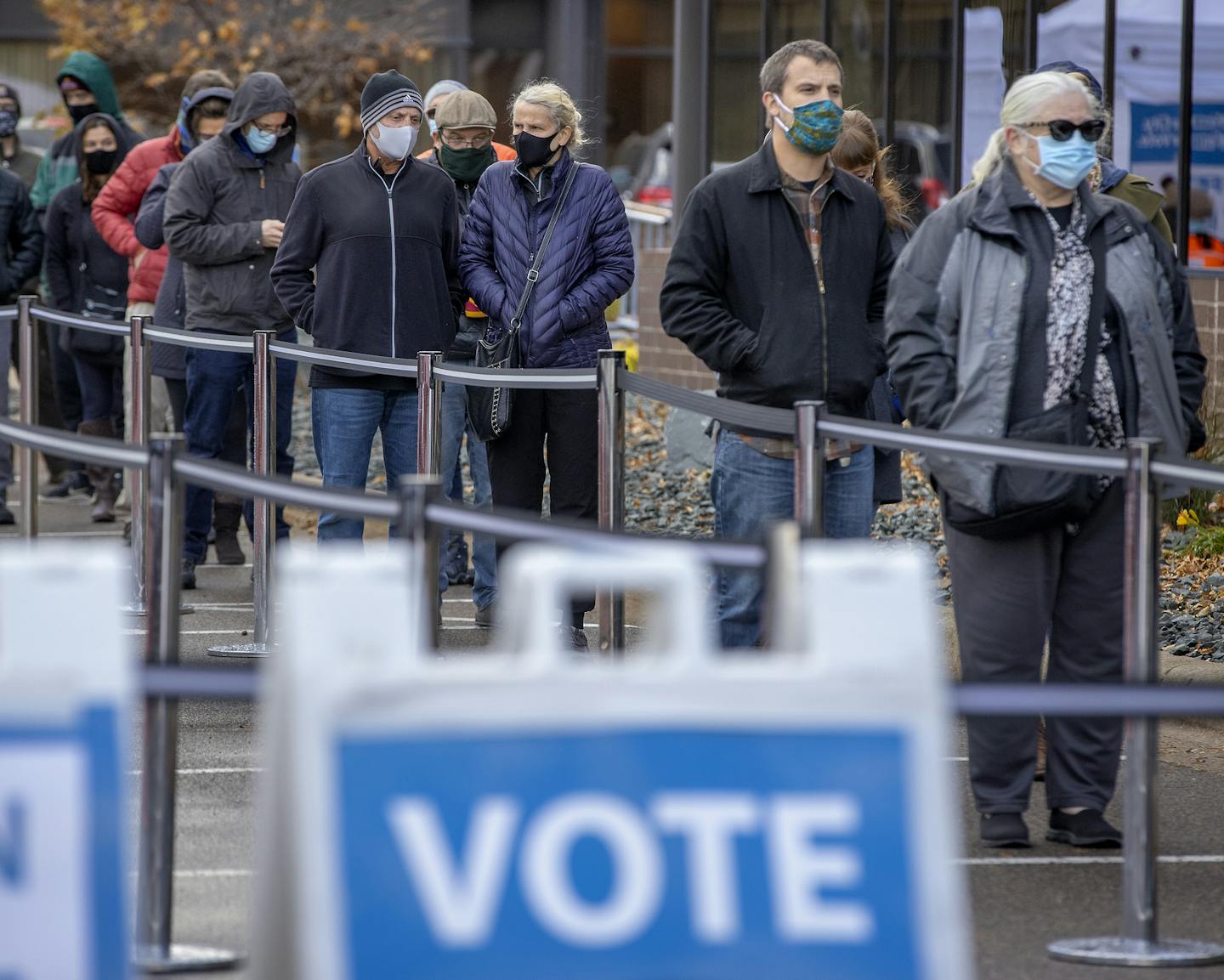 Voters stood in line waiting to cast their early votes at the elections and voters services building on 980 Hennepin Ave. East, Friday, October 16, 2020 in Minneapolis, MN. ] ELIZABETH FLORES • liz.flores@startribune.com