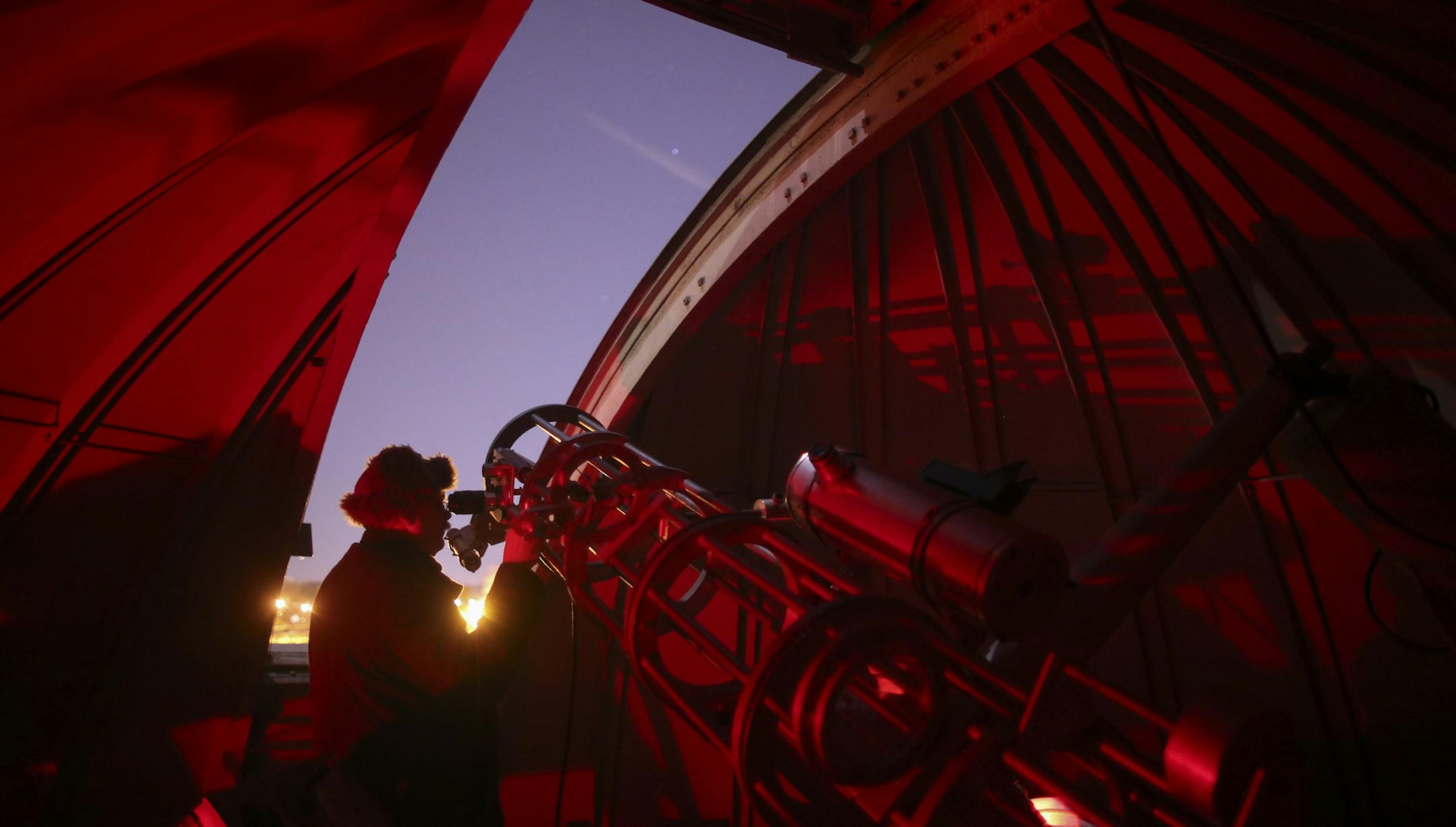 Light pollution from a nearby parking lot can be seen as Volunteer Bob Shaw aimed the telescope in the Eisenhower Observatory Thursday night. ] JEFF WHEELER ï jeff.wheeler@startribune.com The Eisenhower Observatory in Hopkins doesn't have much to see any more, because the night sky has all but disappeared. The city has tried to do something about the main culprit, light pollution, but it can't do much about the rest of the Twin Cities getting brighter every day. While Minnesota passed a lig