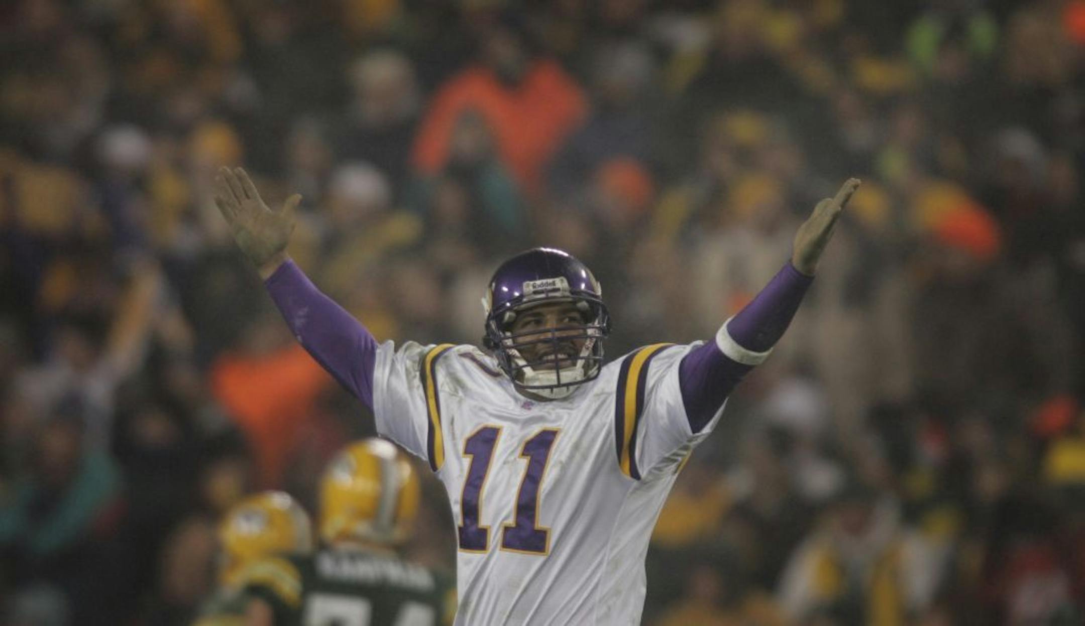 Daunte Culpepper celebrates in the fourth quarter after throwing a touchdown pass to Randy Moss against the Packers in 2005 NFC Wild Card playoff action.