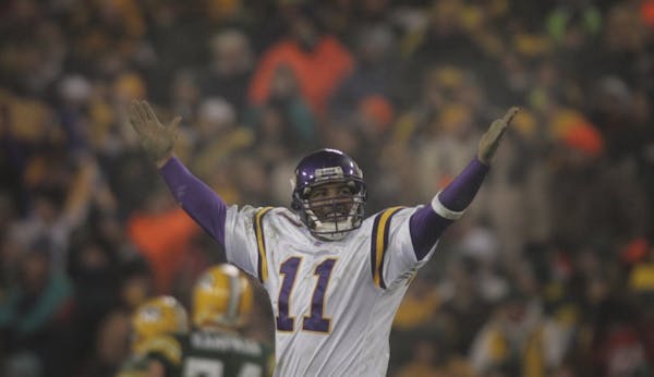 Daunte Culpepper celebrates in the fourth quarter after throwing a touchdown pass to Randy Moss against the Packers in 2005 NFC Wild Card playoff acti