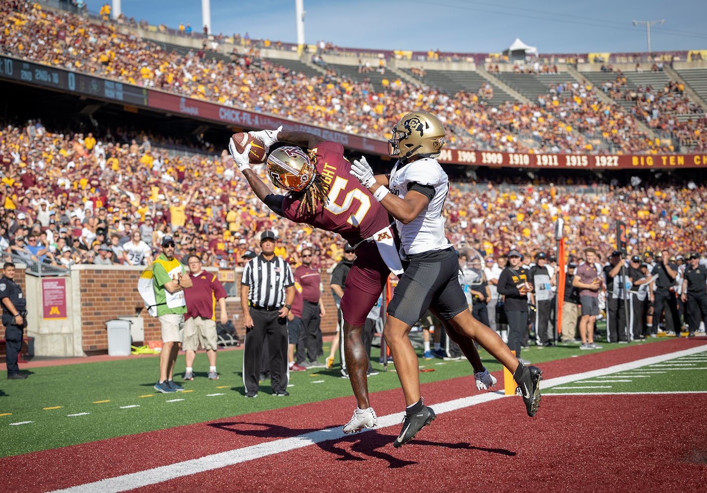 Minnesota's wide receiver Dylan Wright (5) catches the ball in the end zone despite pressure from Colorado's cornerback Kaylin Moore (0) for a touchdown late in the second quarter against Colorado at Huntington Bank Stadium in Minneapolis, Minn., on Saturday, Sept. 17, 2022. ] Elizabeth Flores • liz.flores@startribune.com