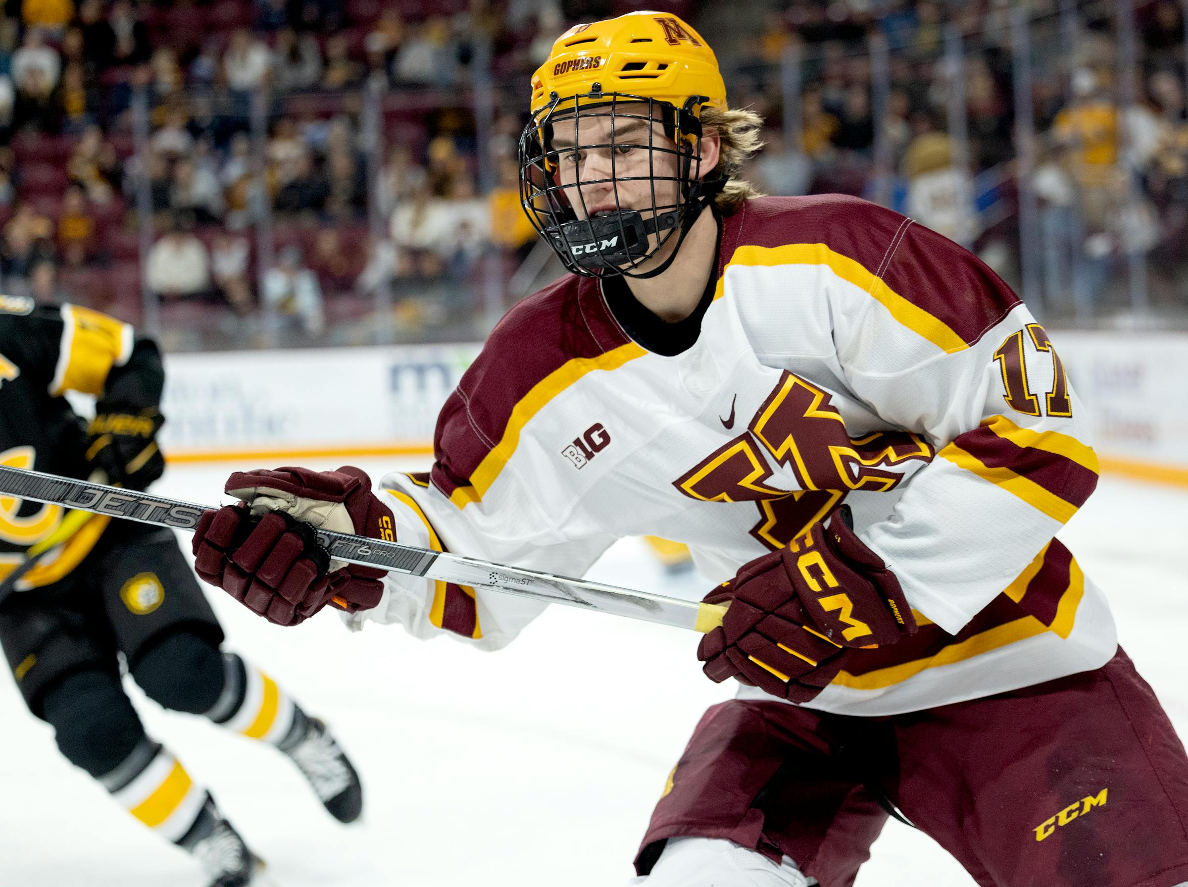 Big third period lifts Gophers men’s hockey at North Dakota; women fall to Ohio State for first loss of season