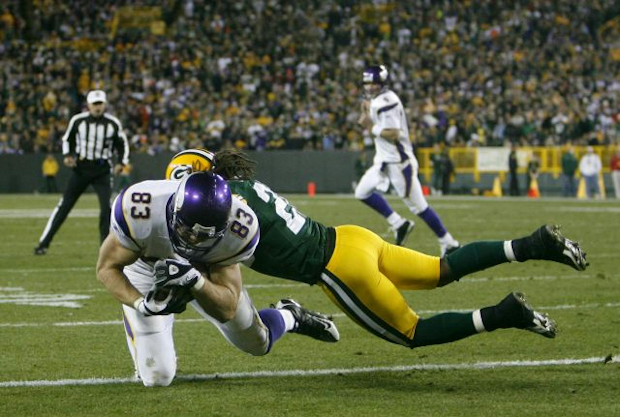 Minnesota tight end Jeff Dugan (83) heads into the end zone, past Green Bay's Atari Bigby during the fourth quarter of the Vikings' 38-26 win. Here, the Minnesota Vikings during ? quarter action.