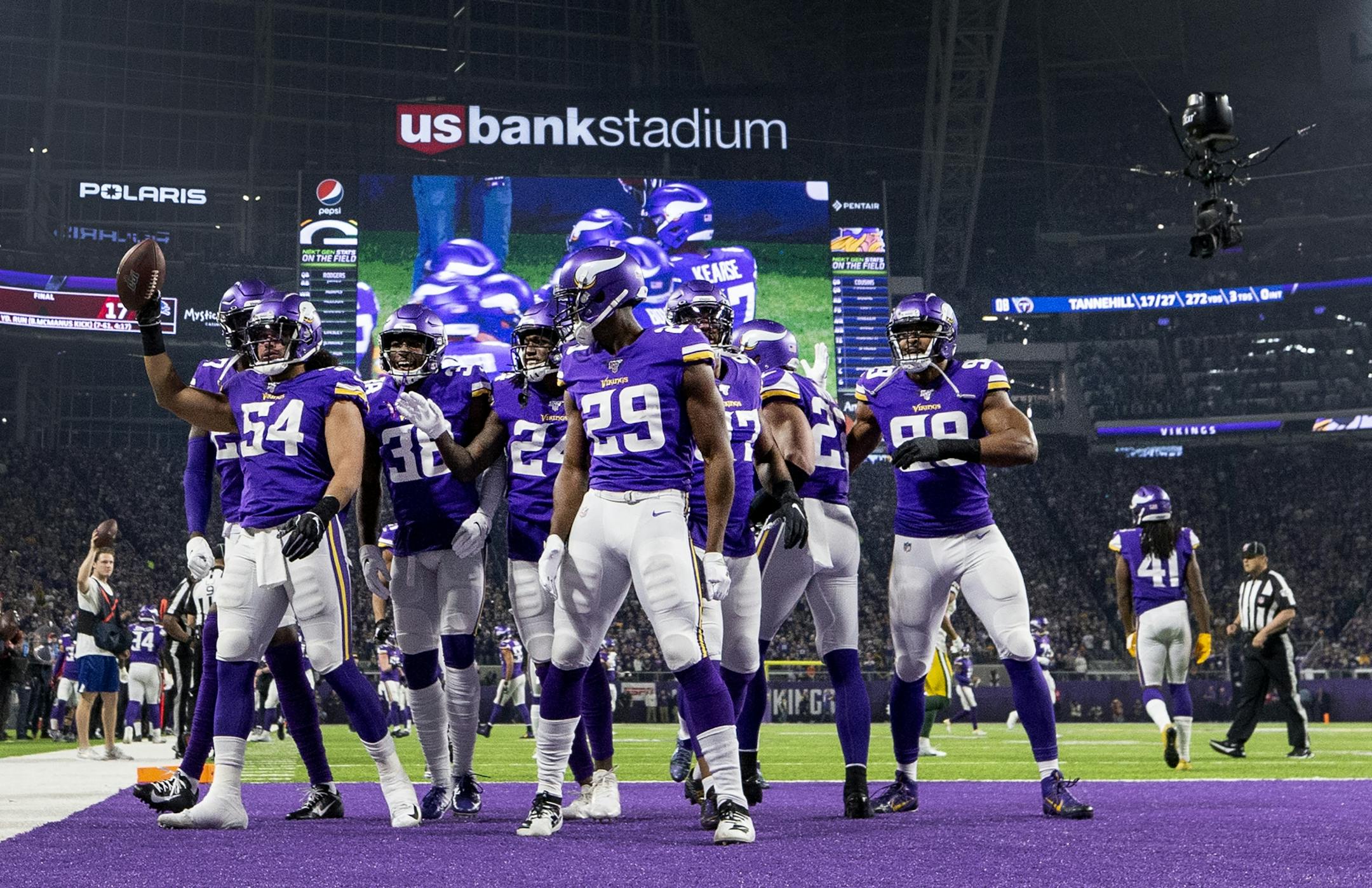 Minnesota Vikings linebacker Eric Kendricks (54) celebrated with the defense after recovering a fumble in the first quarter.