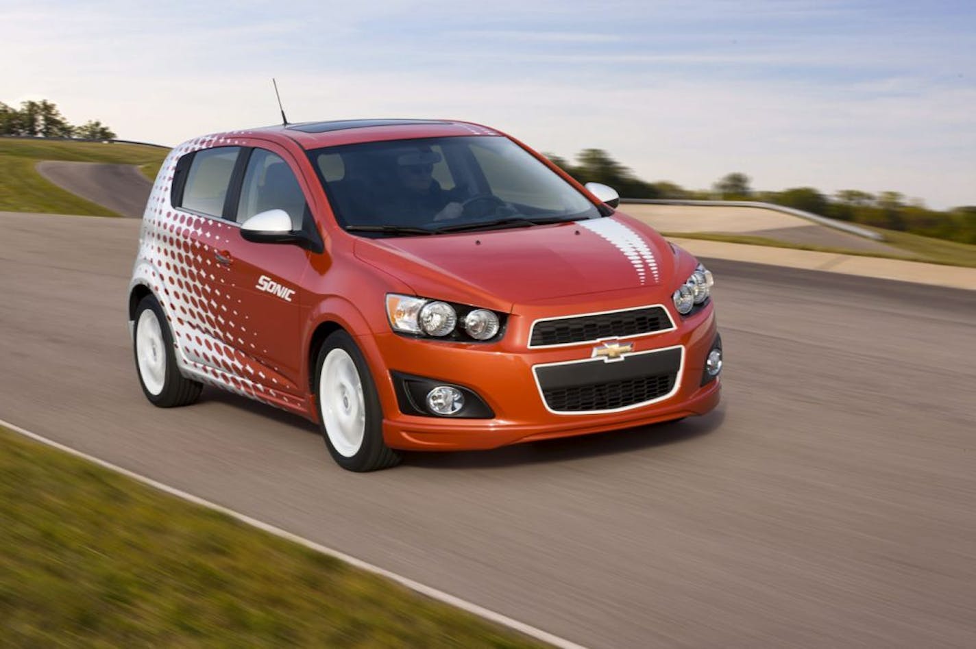 The Sonic Z-Spec accessory portfolio includes "Color Out" accent packages with contrasting-color exterior parts and graphics that express the car's performance characteristics.