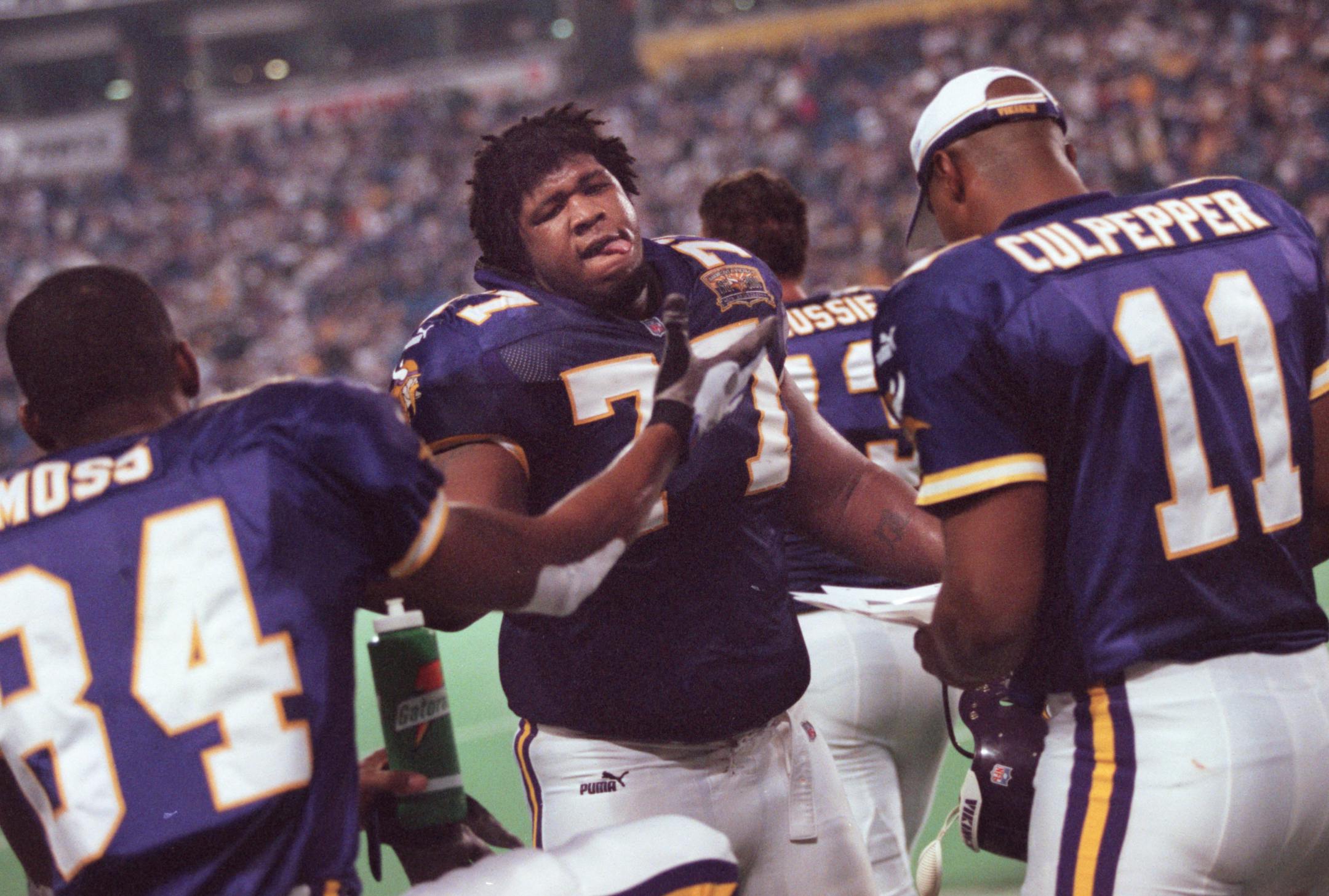 Former Vikings right tackle Korey Stringer (center)