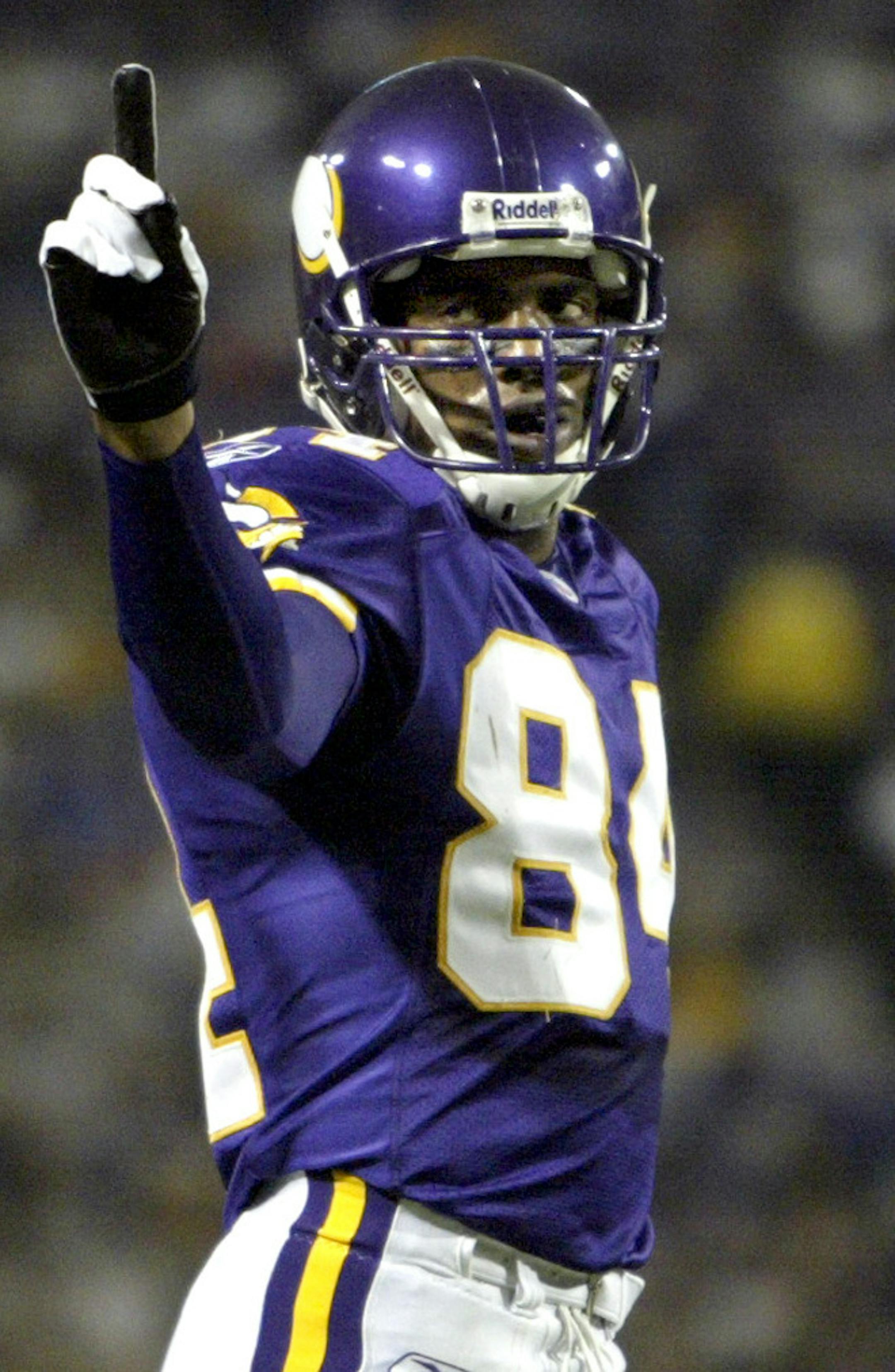 Carlos Gonzalez/Star Tribune November 28, 2004
Metrodome, Minneapolis, MN Ò NFL Ò Minnesota Vikings vs. Jacksonville Jaguars Ò FOR FILE_+----- Minnesota receiver Randy Moss, #84, signals 1st down (not his) in the 2nd half of SundayÌs game. Moss had a touchdown catch in his return after and injury. Minnesota beat Jacksonville by a final score of 27-16. ORG XMIT: MIN2017021116473314