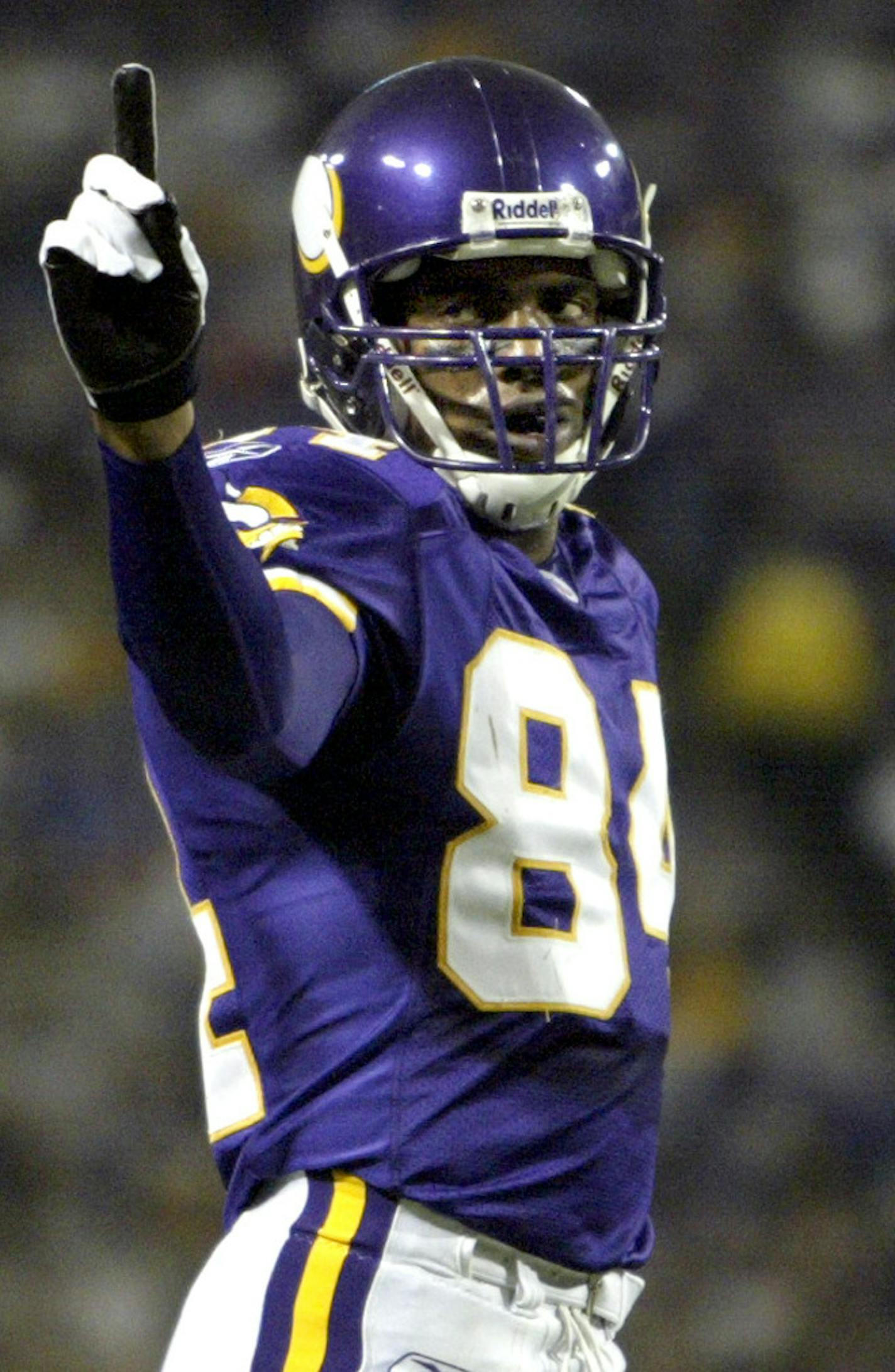 Carlos Gonzalez/Star Tribune November 28, 2004
Metrodome, Minneapolis, MN &#xd2; NFL &#xd2; Minnesota Vikings vs. Jacksonville Jaguars &#xd2; FOR FILE_+----- Minnesota receiver Randy Moss, #84, signals 1st down (not his) in the 2nd half of Sunday&#xcc;s game. Moss had a touchdown catch in his return after and injury. Minnesota beat Jacksonville by a final score of 27-16. ORG XMIT: MIN2017021116473314