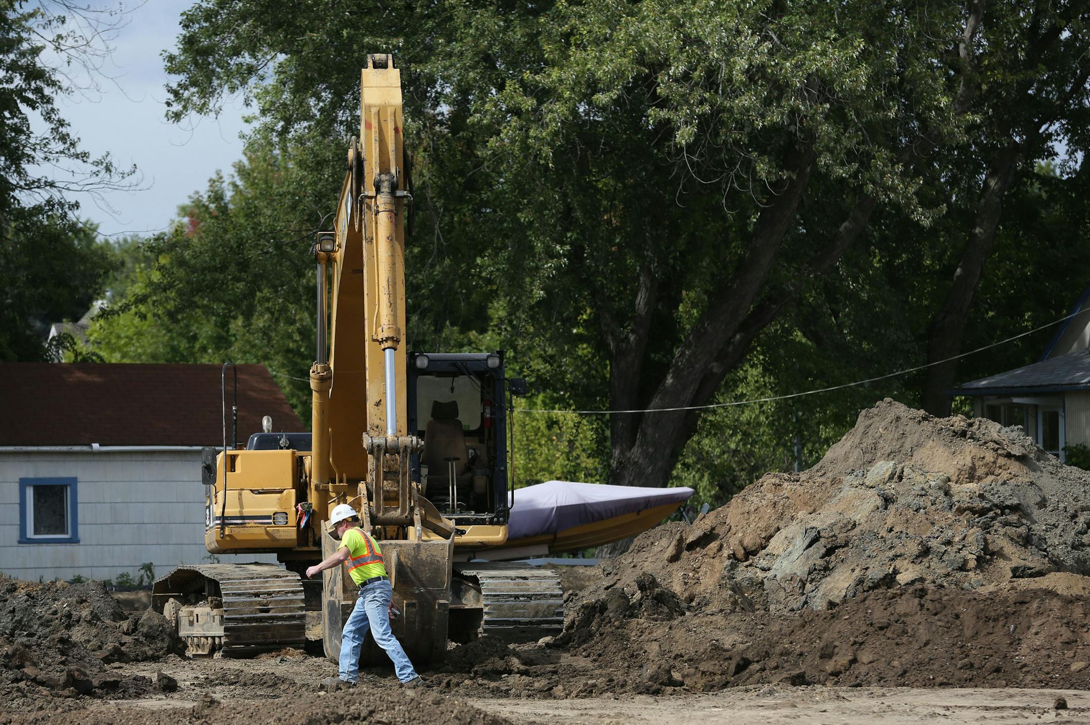 Workers cleared the area of dirt and trees to make way for a new Kowalski's and retail space. ] (KYNDELL HARKNESS/STAR TRIBUNE) kyndell.harkness@startribune.com in Excelsior Min., Friday, September 12, 2014.