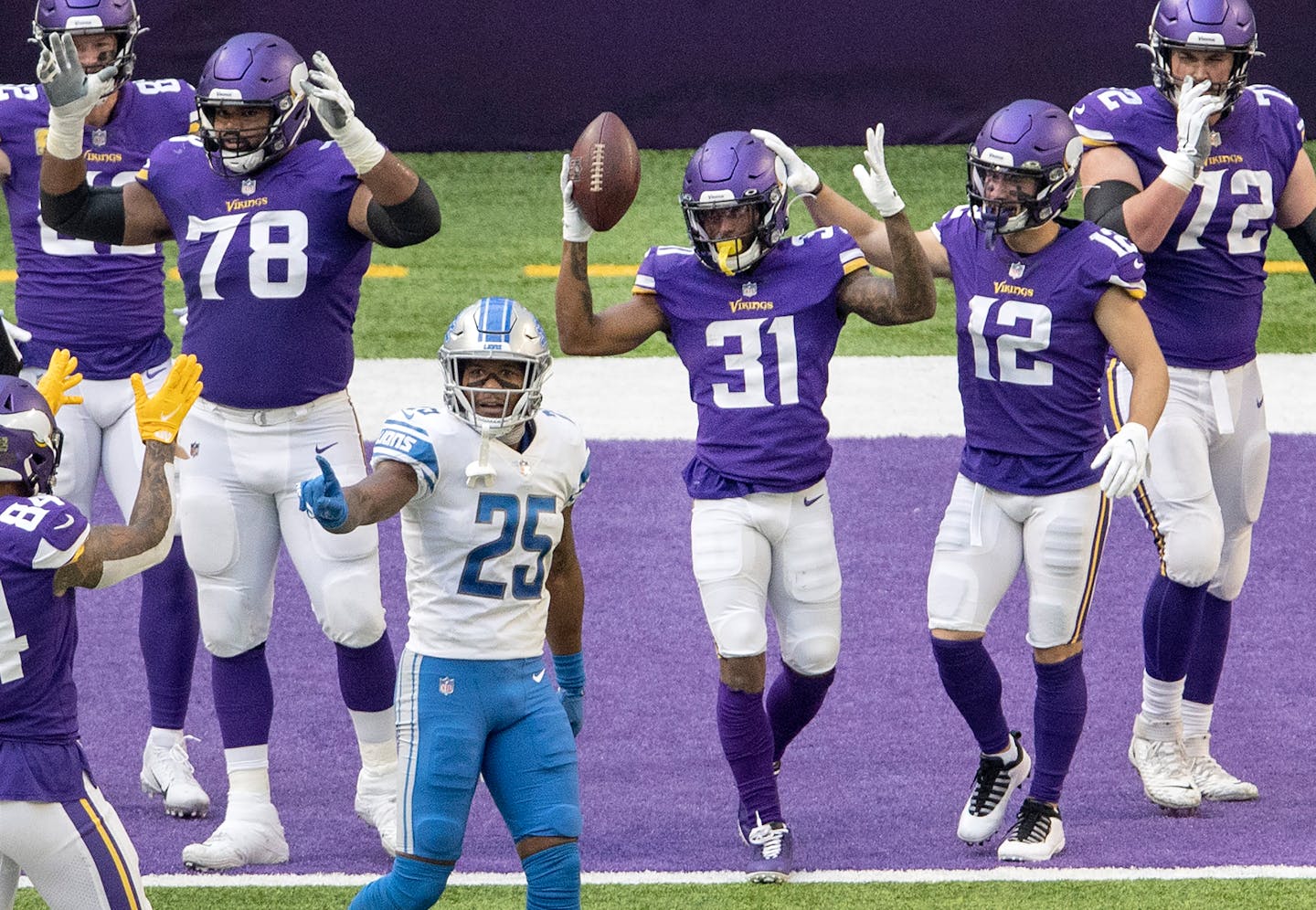 Minnesota Vikings running back Ameer Abdullah (31) celebrated with teammates after scoring on a 22-yard catch and run in the second quarter.