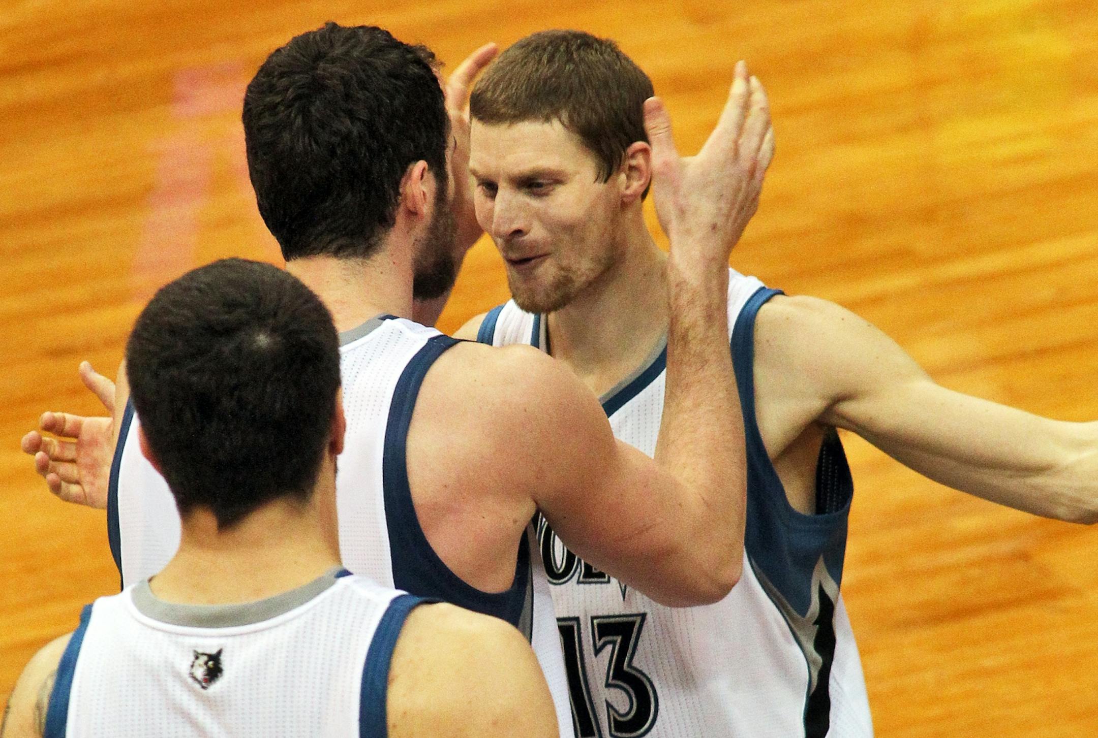 Luke Ridnour (right), Kevin Love